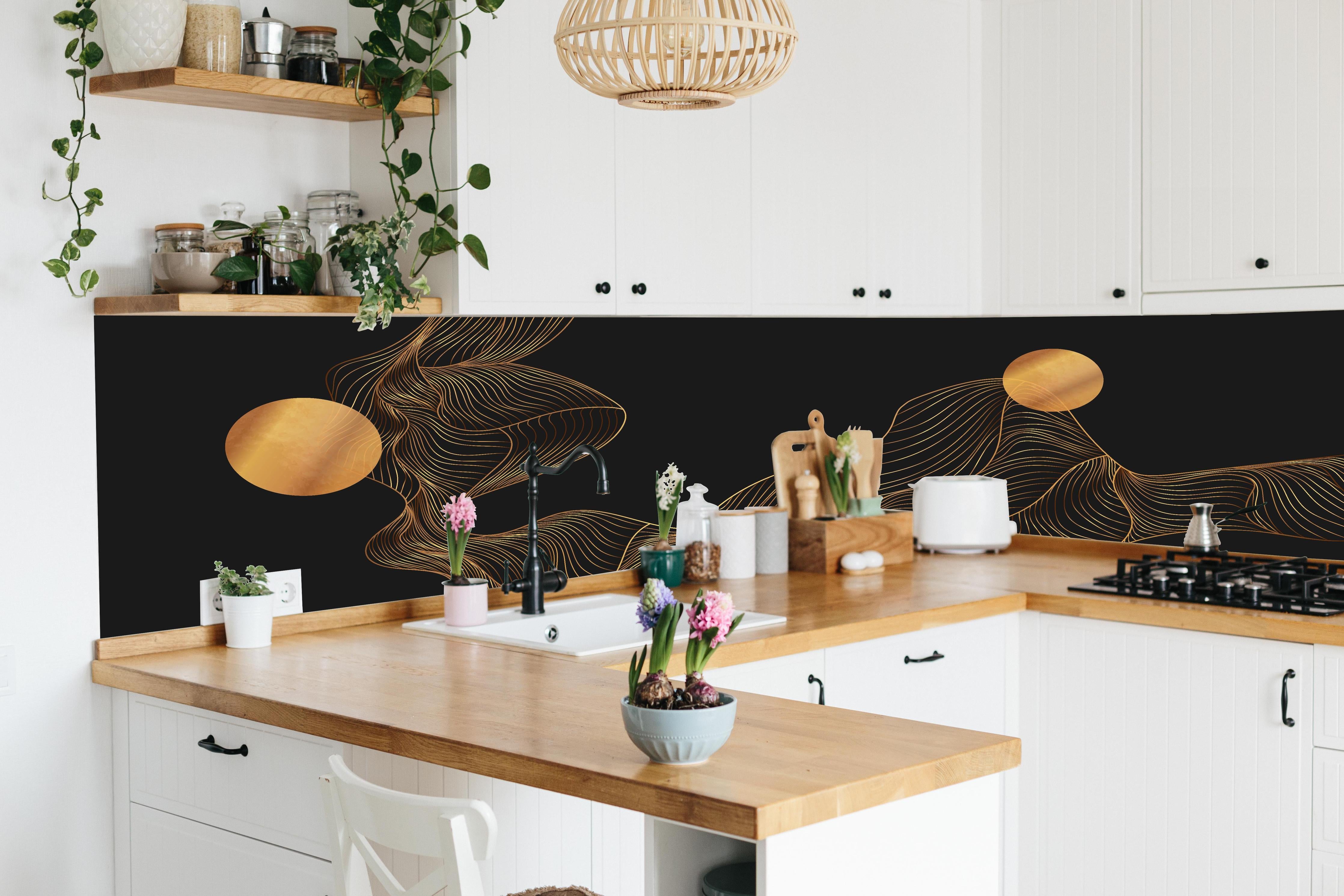 Küche - Elegante Abstrakte Kunst in Gold und Schwarz hinter weißen Hochglanz-Küchenregalen und schwarzem Wasserhahn