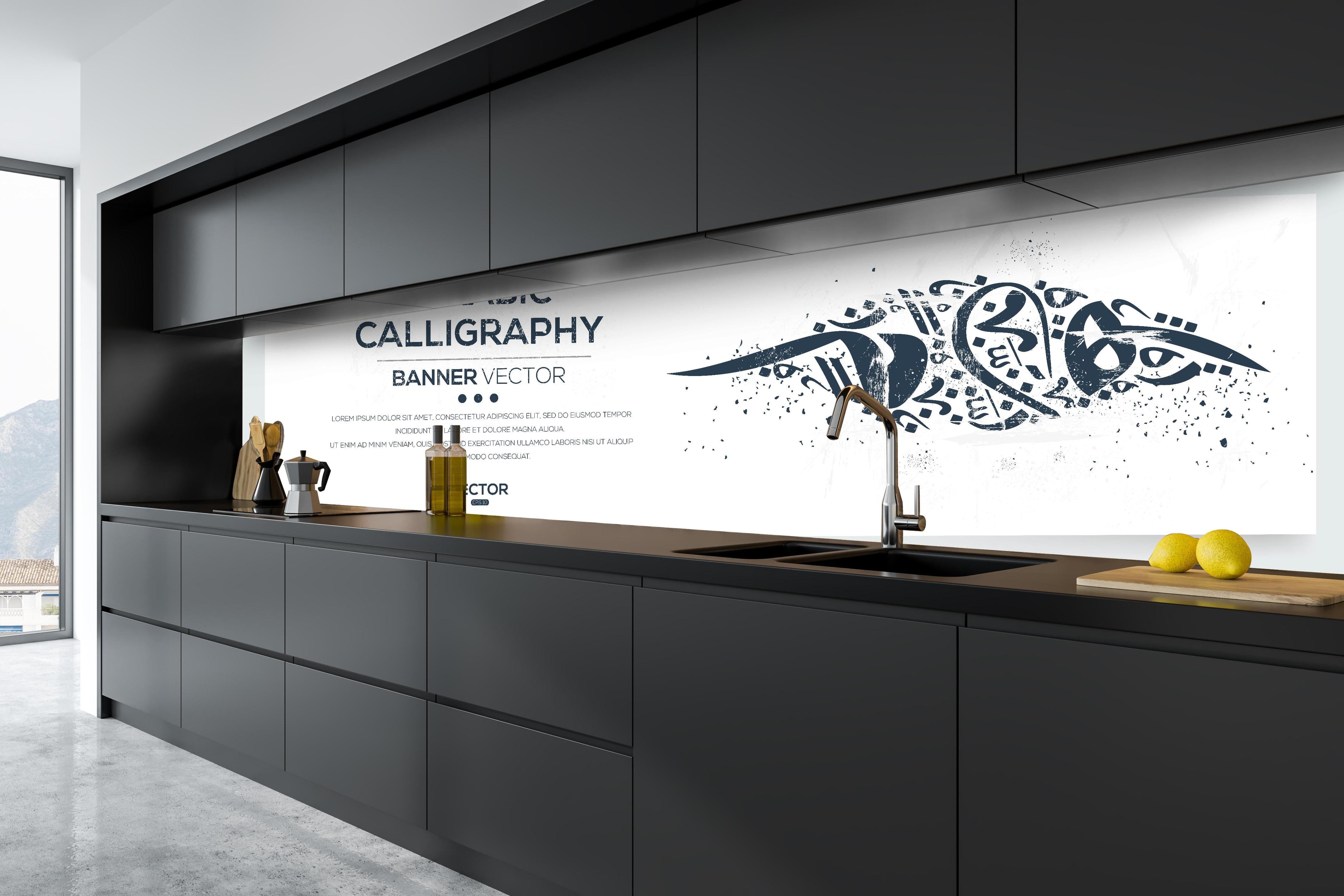 Küche - Elegante Arabische Kalligrafie Vector Banner hinter weißen Hochglanz-Küchenregalen und schwarzem Wasserhahn