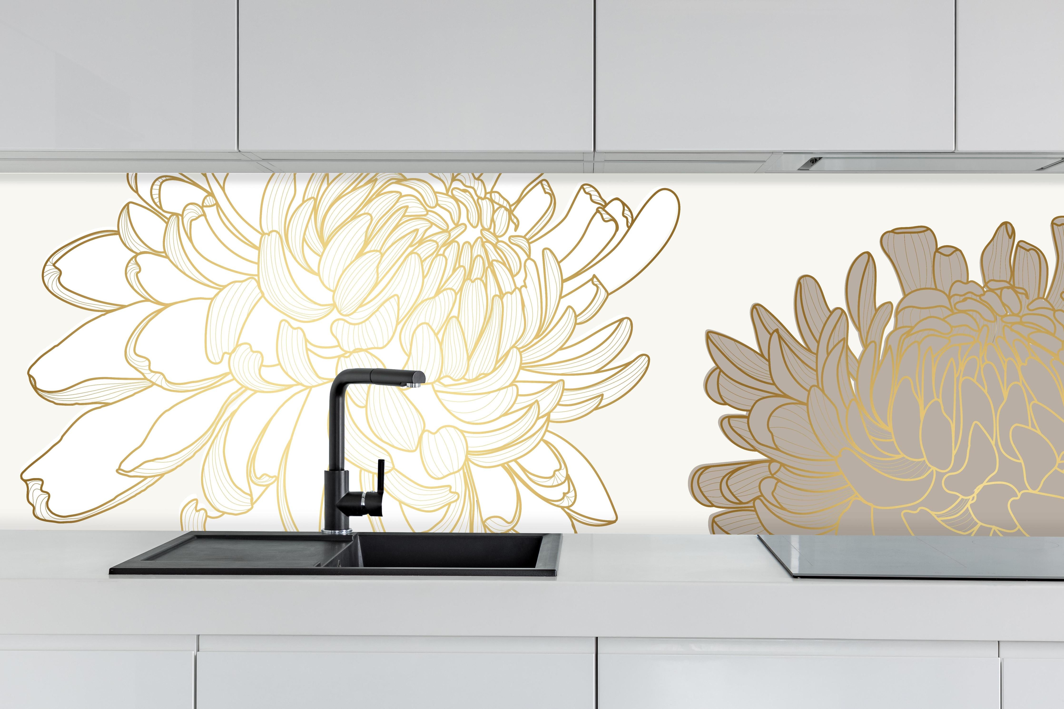 Küche - Elegante Beige Blumenillustration Kunst hinter weißen Hochglanz-Küchenregalen und schwarzem Wasserhahn