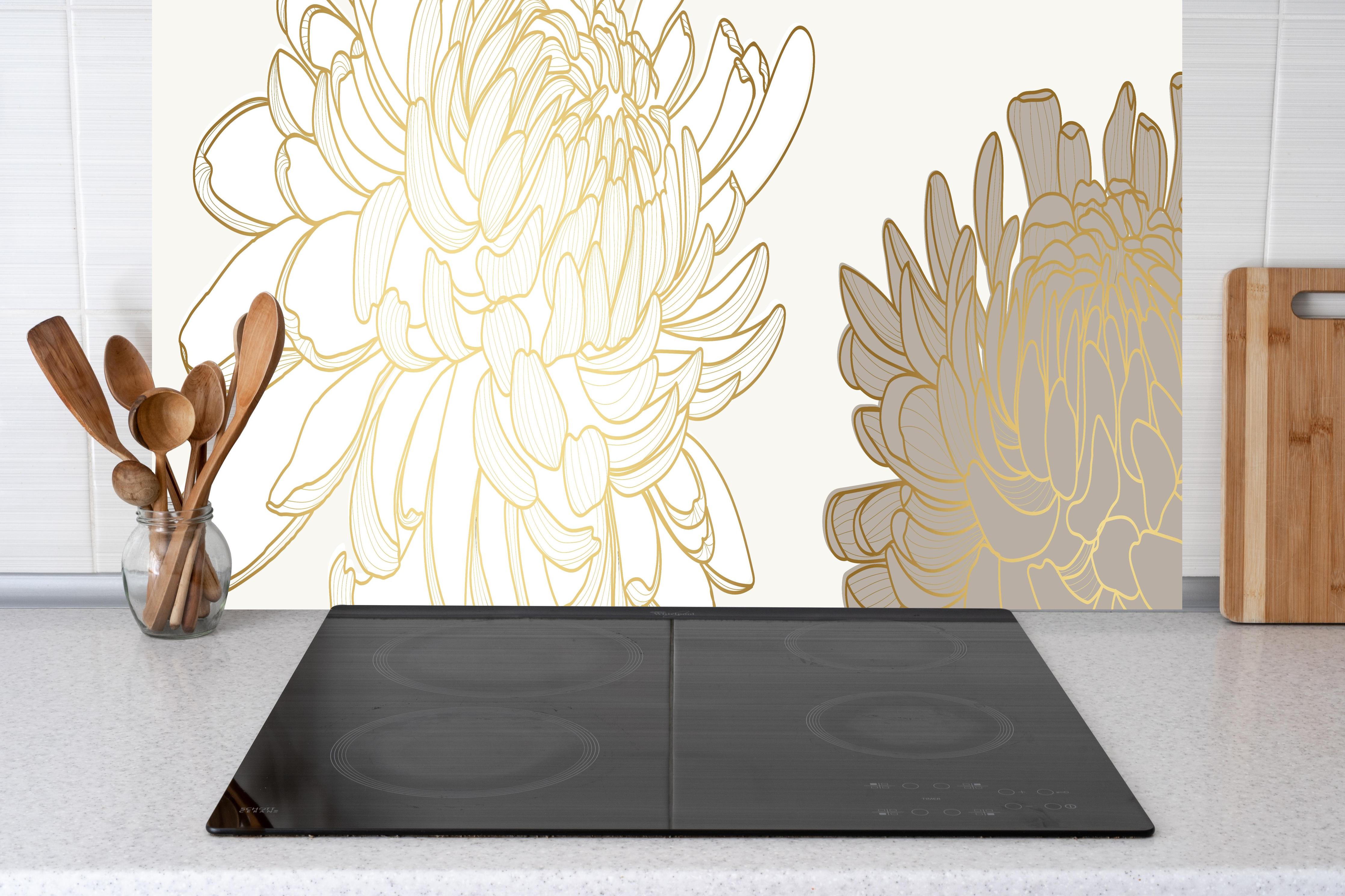 Küche - Elegante Beige Blumenillustration Kunst hinter weißen Hochglanz-Küchenregalen und schwarzem Wasserhahn