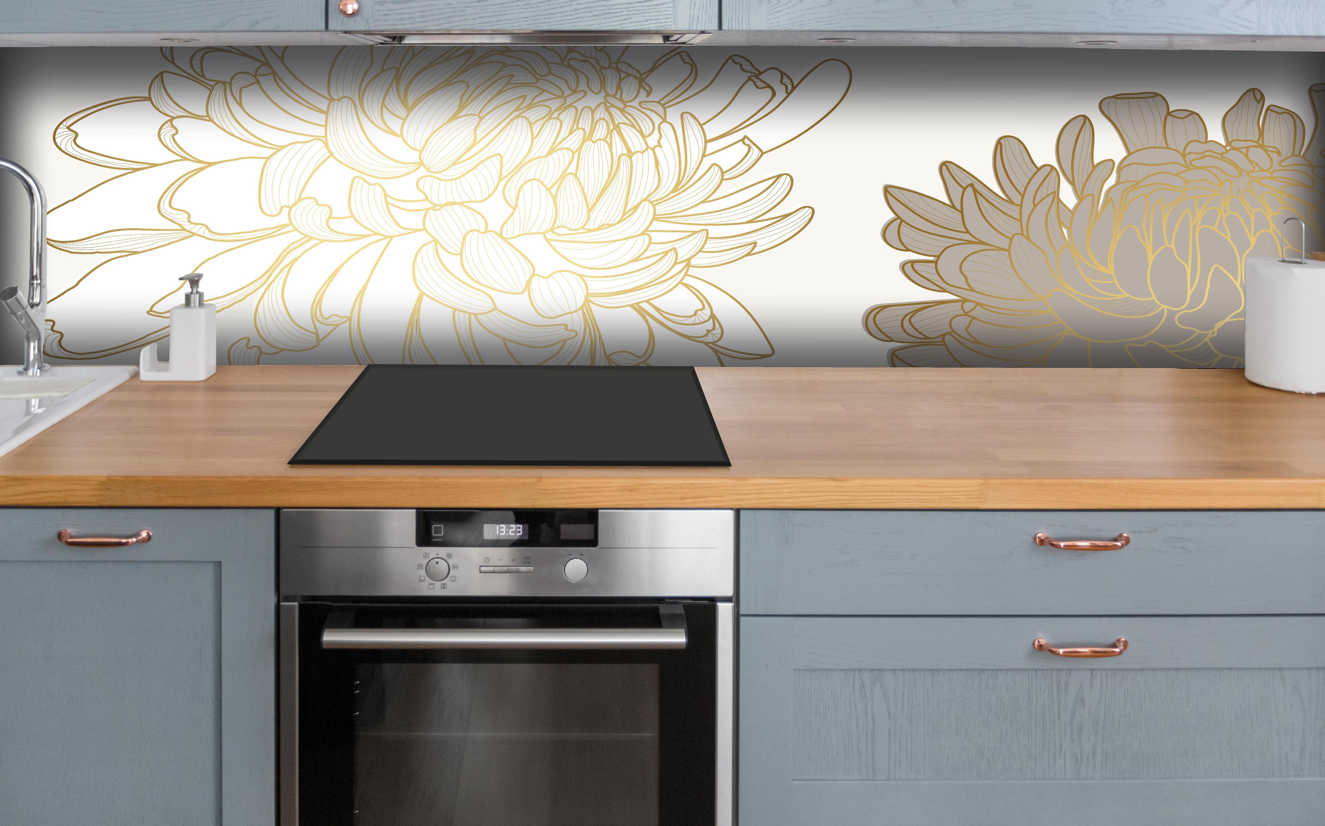 Küche - Elegante Beige Blumenillustration Kunst hinter weißen Hochglanz-Küchenregalen und schwarzem Wasserhahn