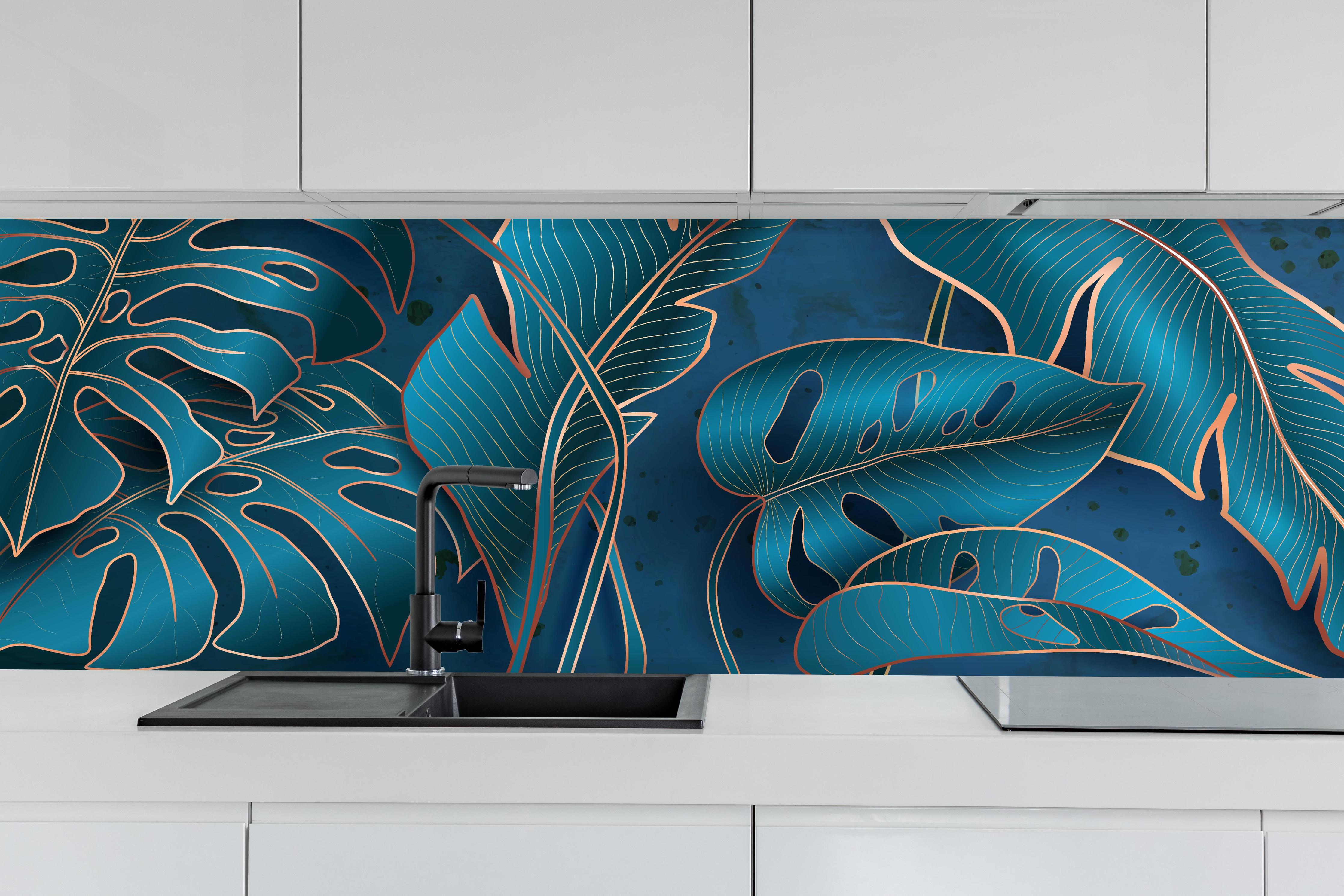 Küche - Elegante Blätter in Blau und Metallic-Tönen hinter weißen Hochglanz-Küchenregalen und schwarzem Wasserhahn