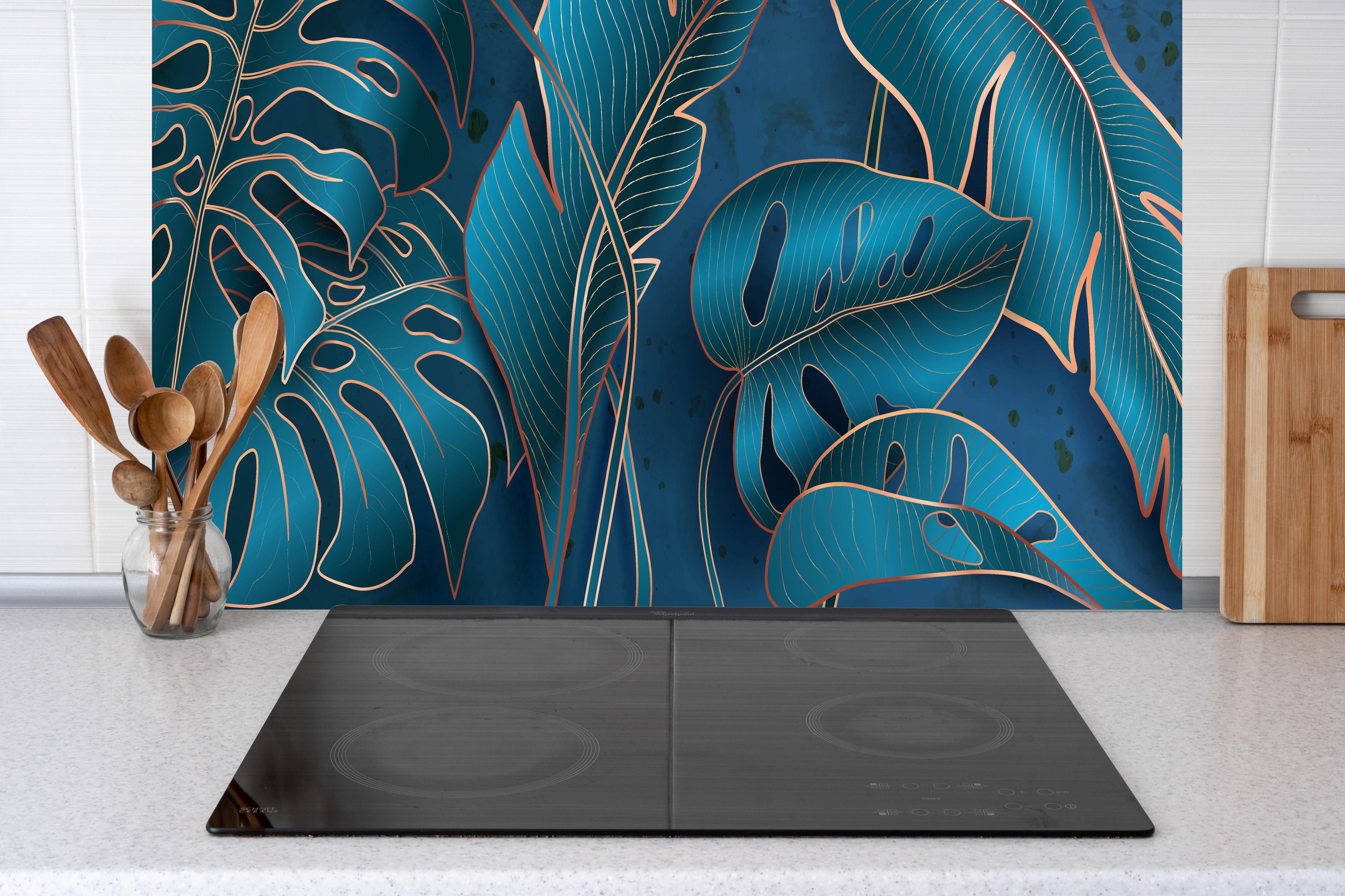 Küche - Elegante Blätter in Blau und Metallic-Tönen hinter weißen Hochglanz-Küchenregalen und schwarzem Wasserhahn