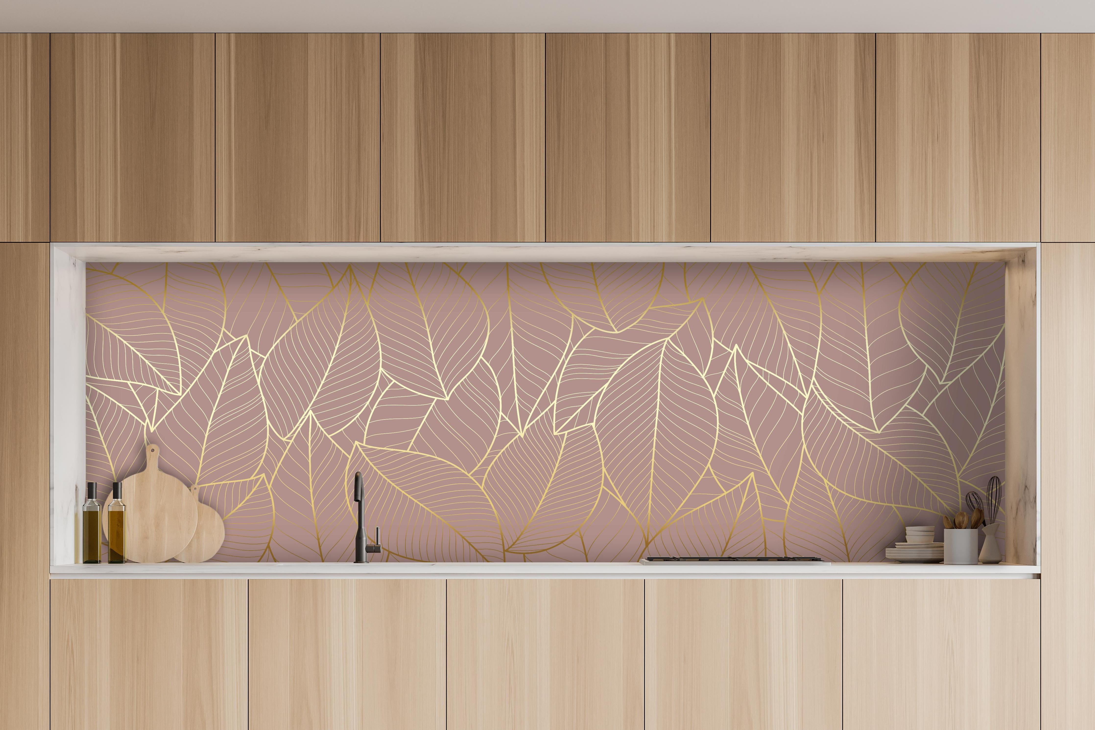 Küche - Elegante Blattgold Struktur auf Beige hinter weißen Hochglanz-Küchenregalen und schwarzem Wasserhahn