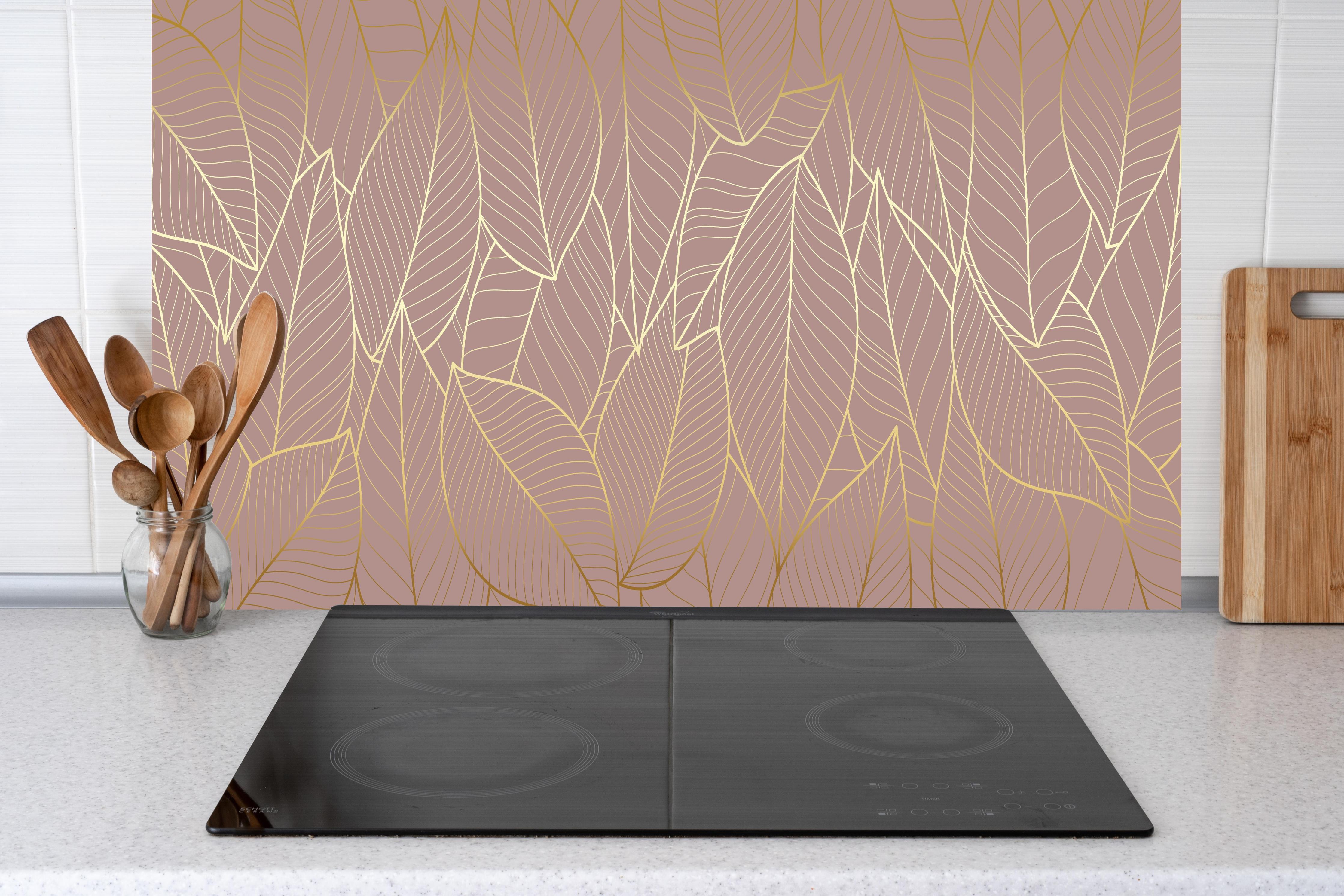 Küche - Elegante Blattgold Struktur auf Beige hinter weißen Hochglanz-Küchenregalen und schwarzem Wasserhahn