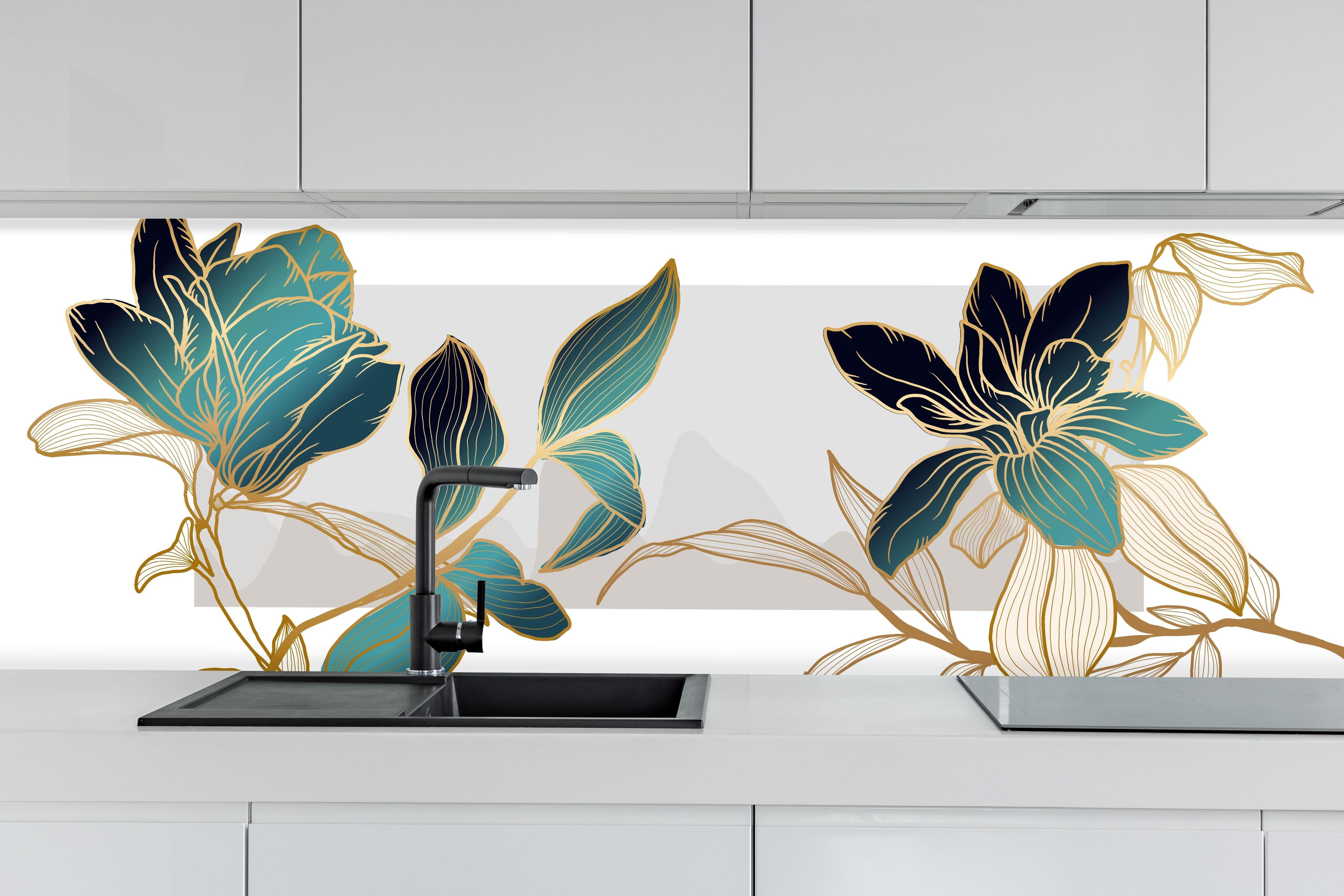 Küche - Elegante Blüten in Gold und Blautönen hinter weißen Hochglanz-Küchenregalen und schwarzem Wasserhahn