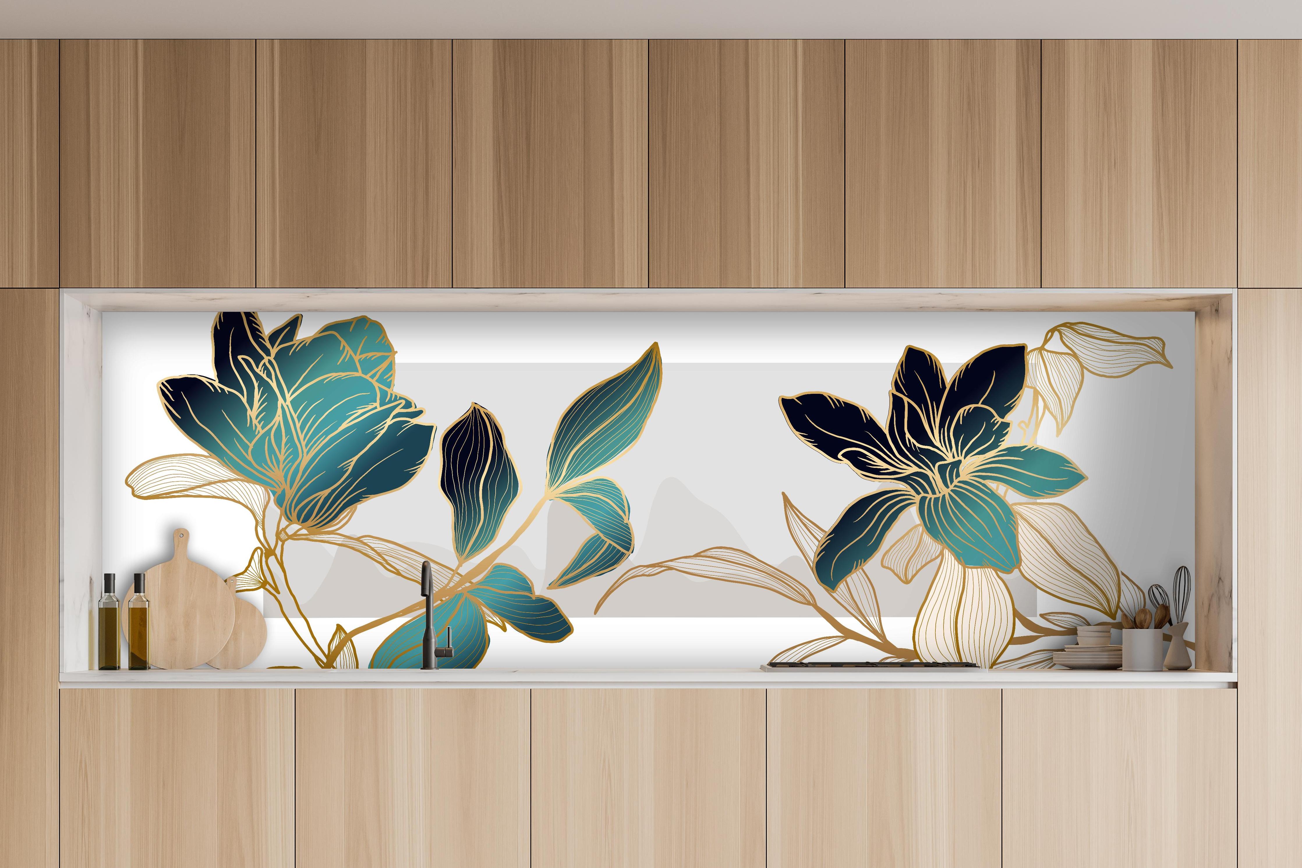 Küche - Elegante Blüten in Gold und Blautönen hinter weißen Hochglanz-Küchenregalen und schwarzem Wasserhahn