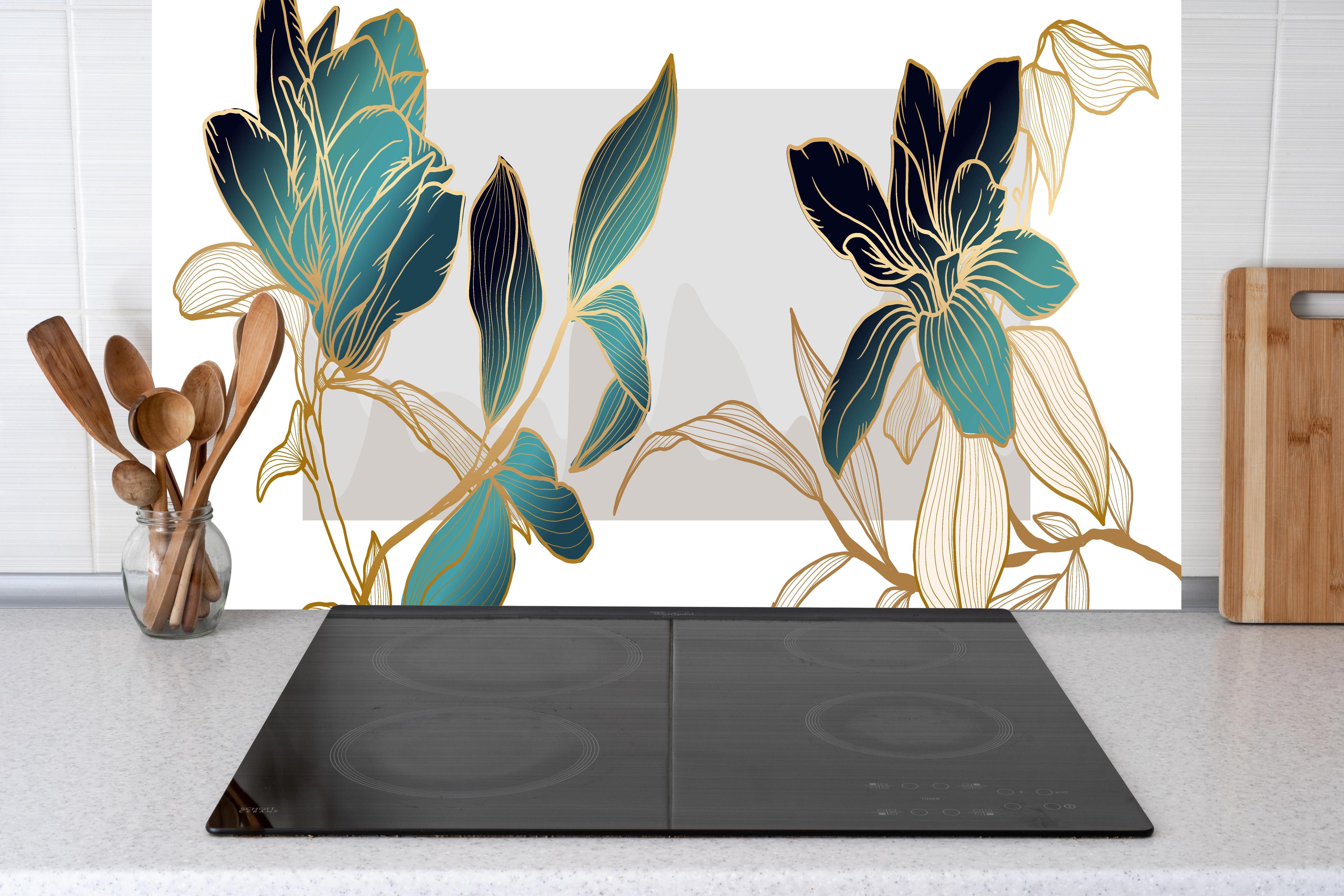 Küche - Elegante Blüten in Gold und Blautönen hinter weißen Hochglanz-Küchenregalen und schwarzem Wasserhahn