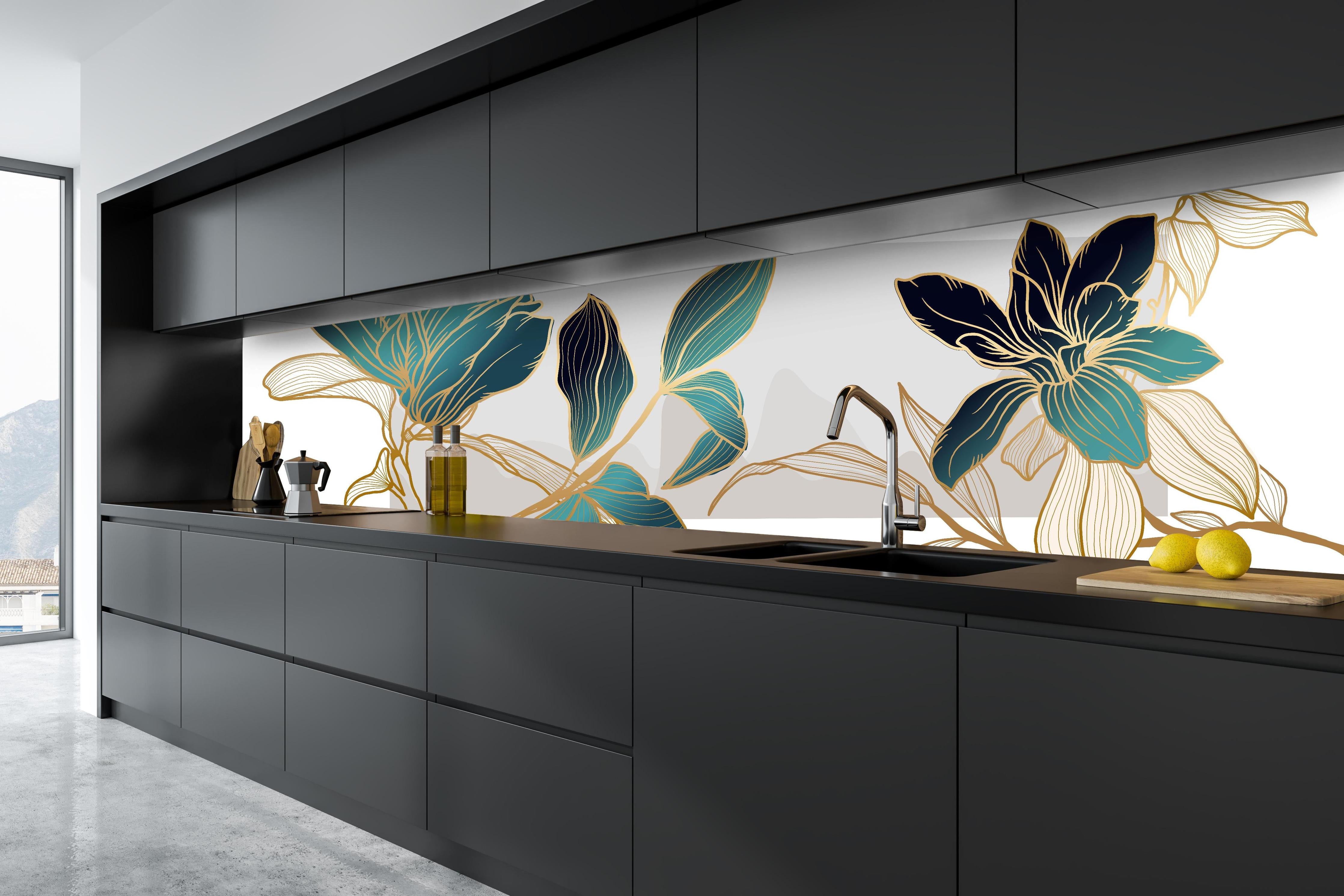 Küche - Elegante Blüten in Gold und Blautönen hinter weißen Hochglanz-Küchenregalen und schwarzem Wasserhahn