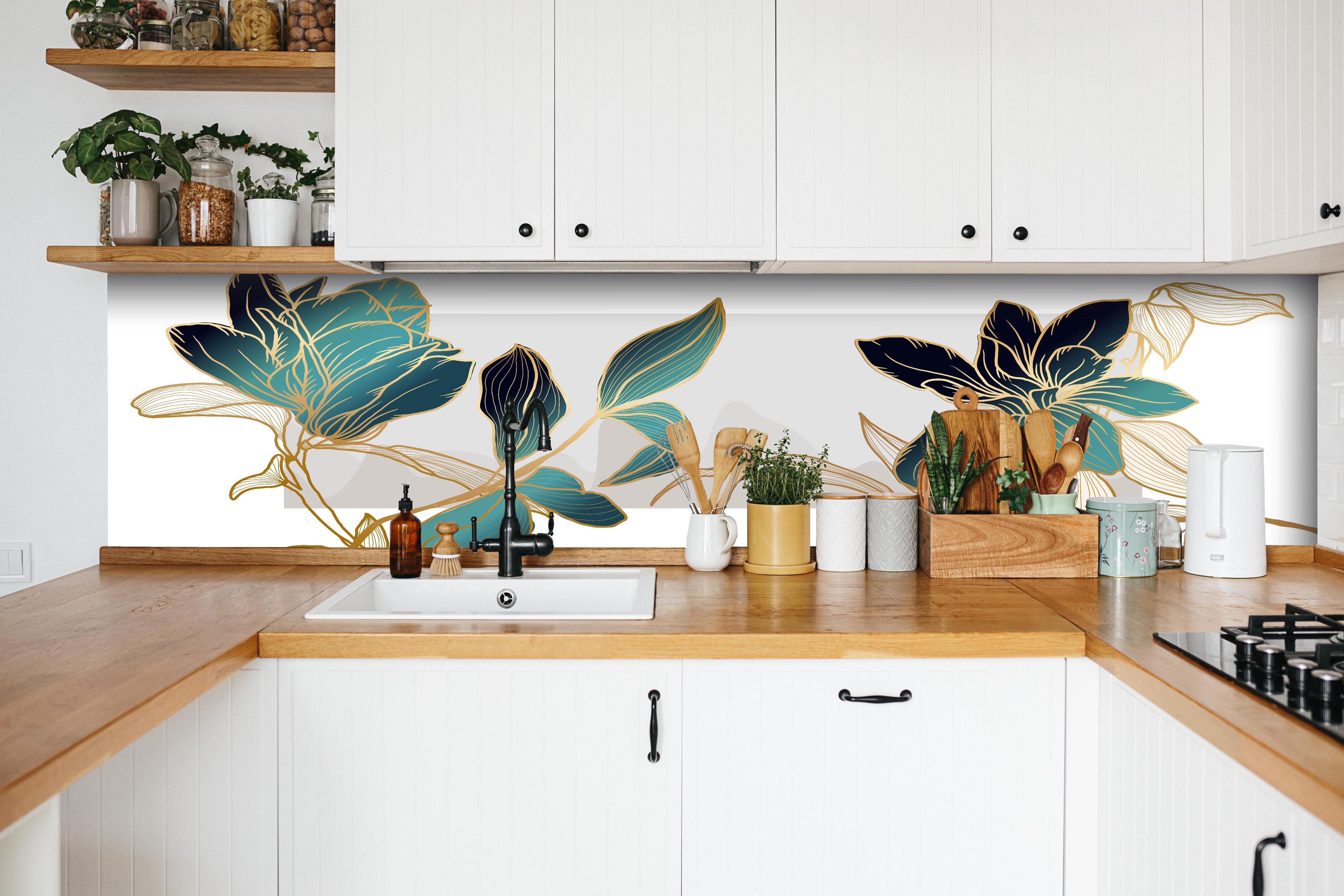 Küche - Elegante Blüten in Gold und Blautönen hinter weißen Hochglanz-Küchenregalen und schwarzem Wasserhahn