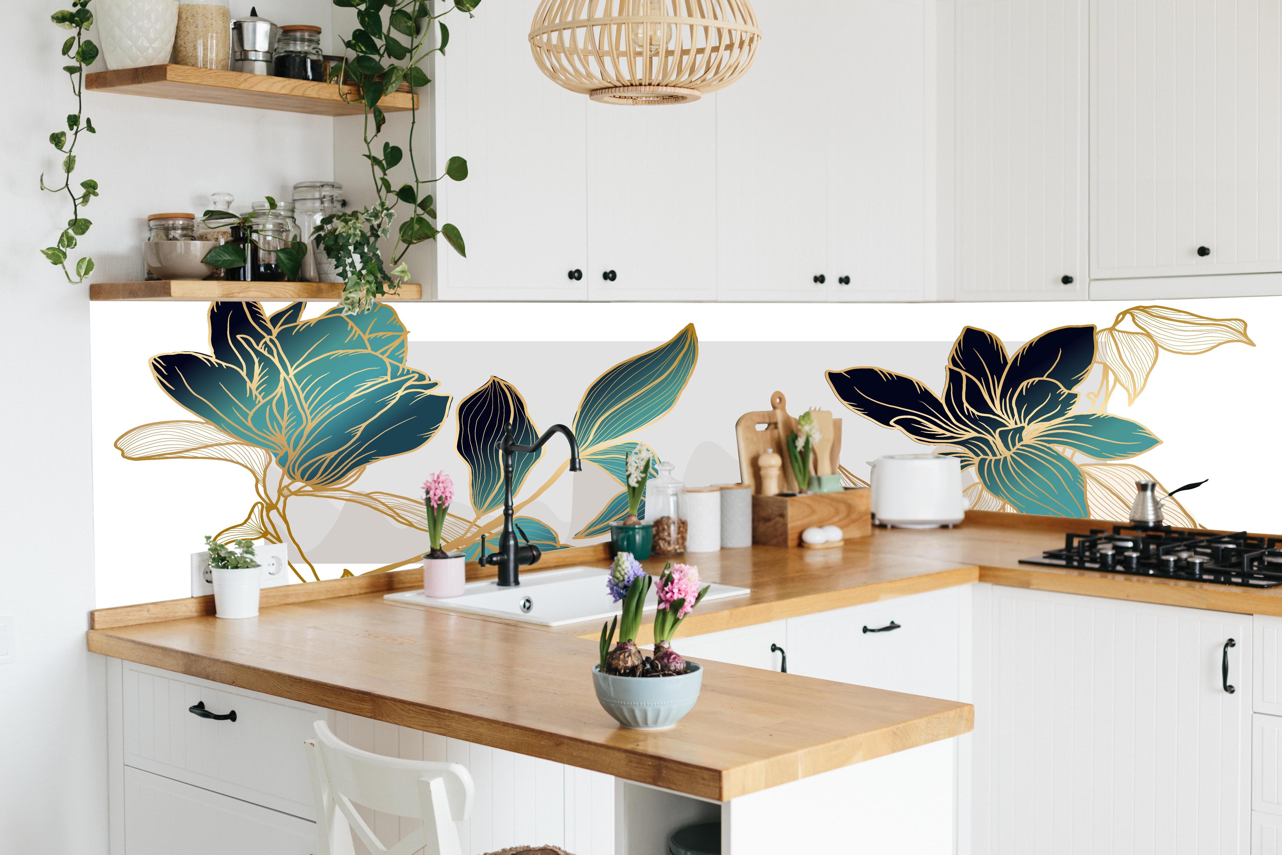 Küche - Elegante Blüten in Gold und Blautönen hinter weißen Hochglanz-Küchenregalen und schwarzem Wasserhahn