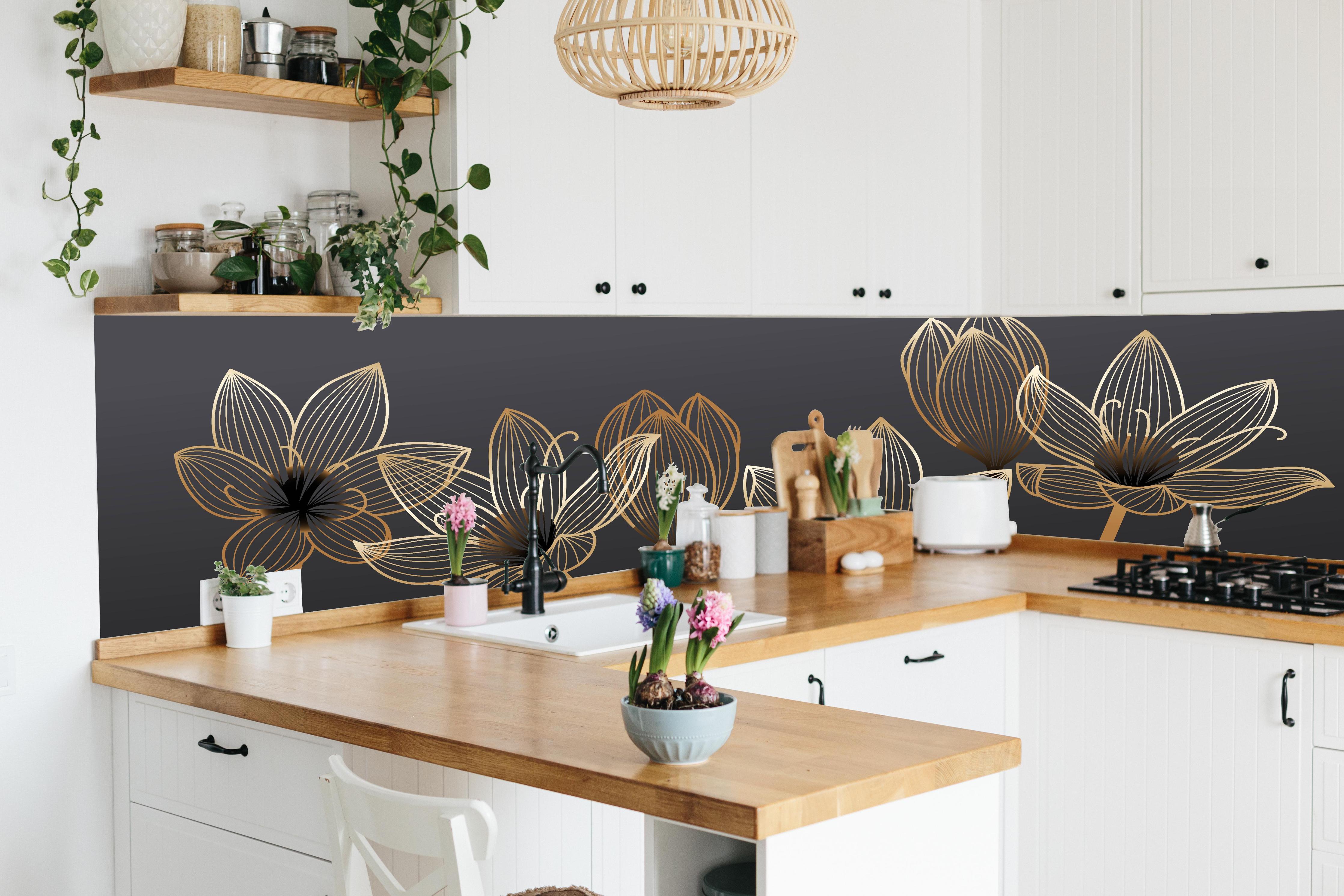 Küche - Elegante Blumen Linienkunst in Gold und Schwarz hinter weißen Hochglanz-Küchenregalen und schwarzem Wasserhahn