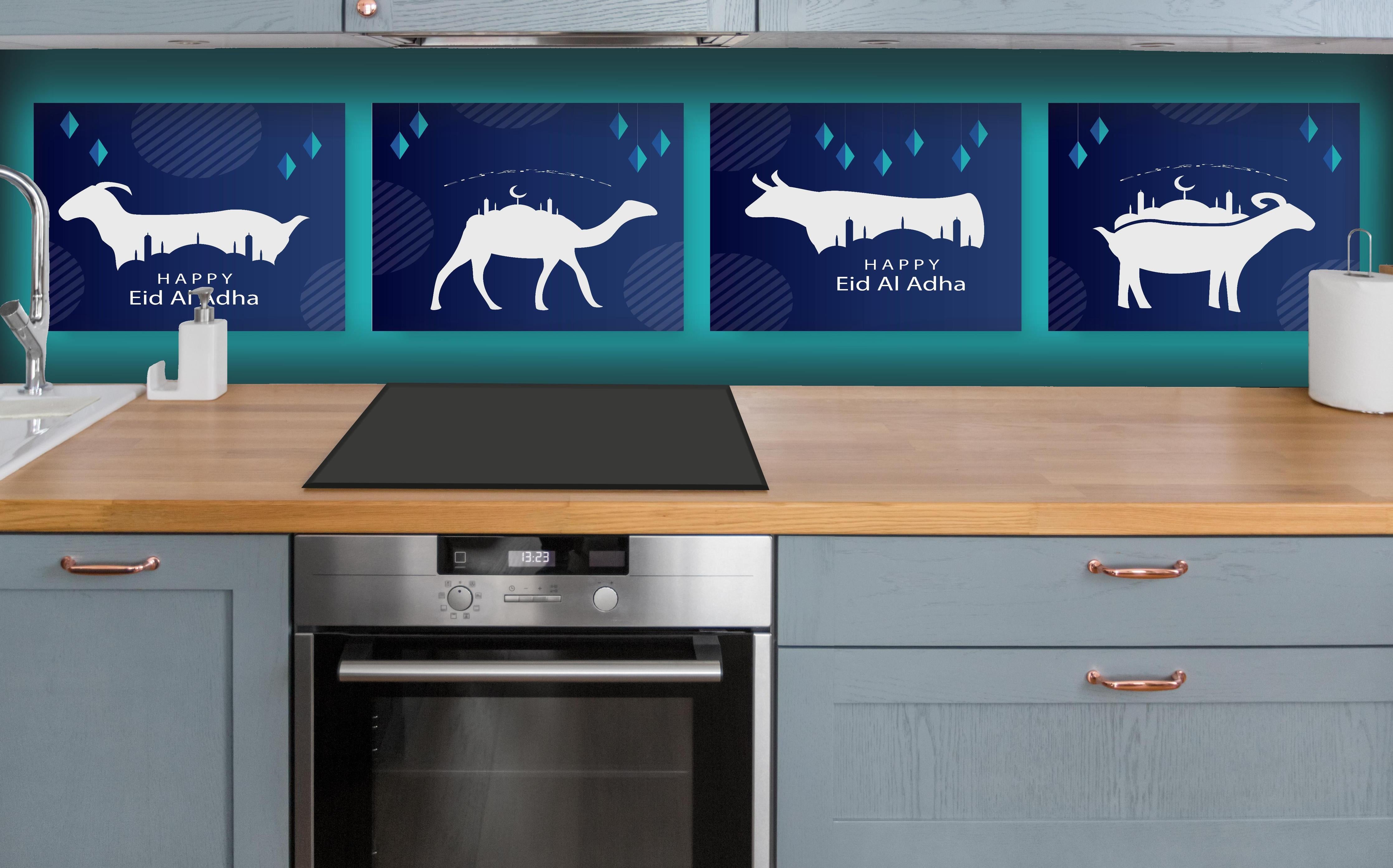 Küche - Elegante Eid Al-Adha Grußkarten Set hinter weißen Hochglanz-Küchenregalen und schwarzem Wasserhahn