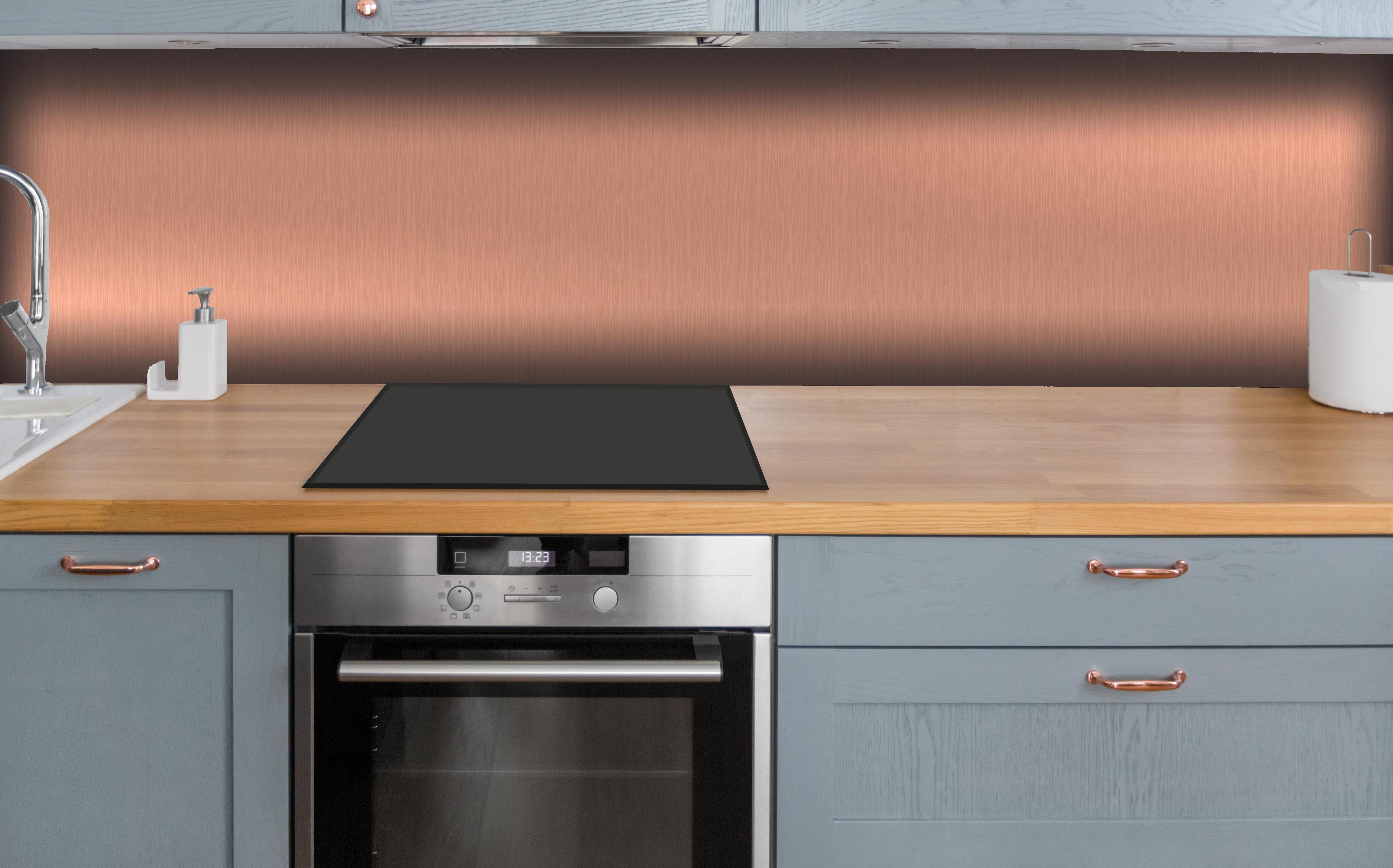 Küche - Elegante Gebürstete Metall Bronzefarben Struktur hinter weißen Hochglanz-Küchenregalen und schwarzem Wasserhahn