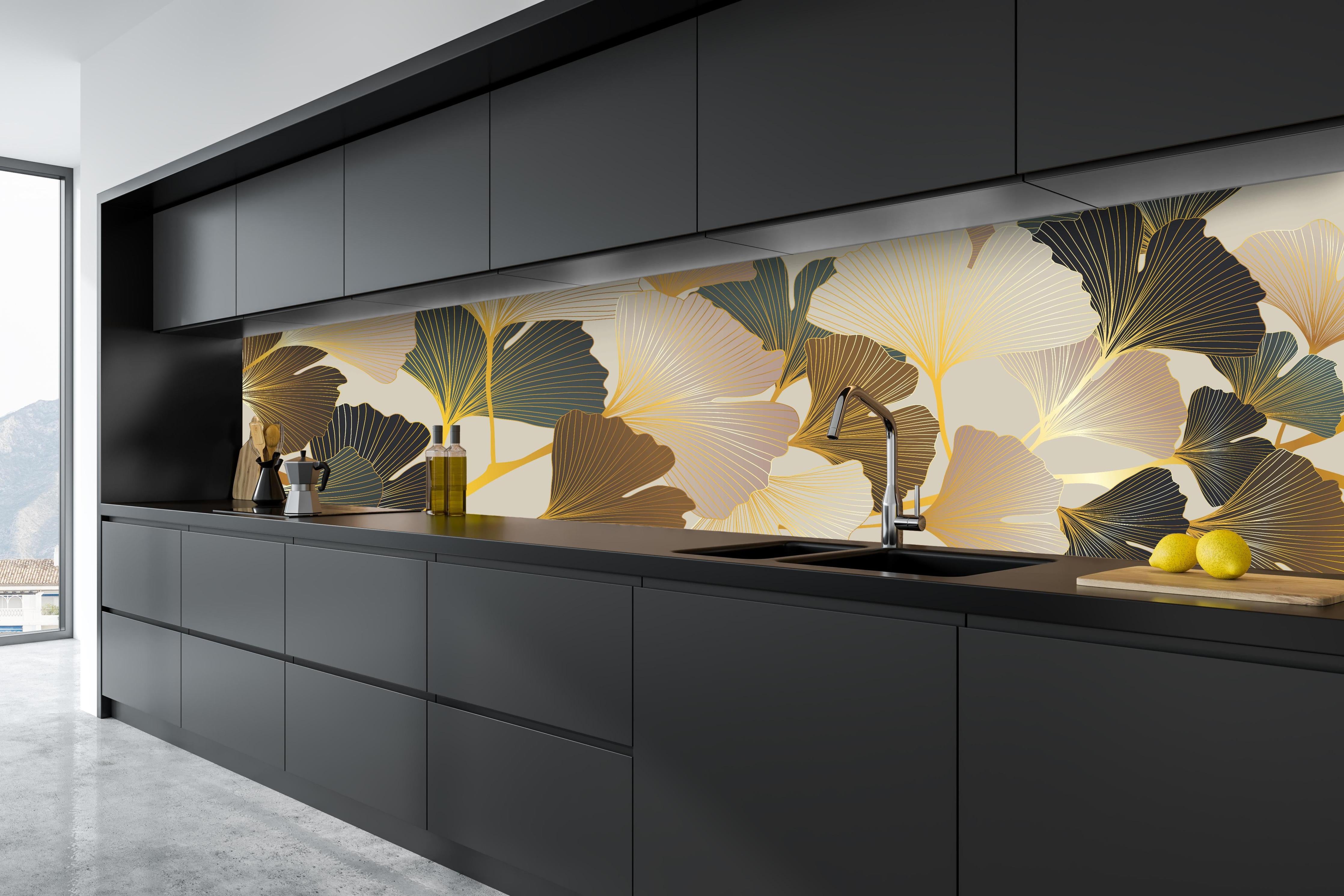 Küche - Elegante Ginkgo Tapete in Beige Tönen hinter weißen Hochglanz-Küchenregalen und schwarzem Wasserhahn