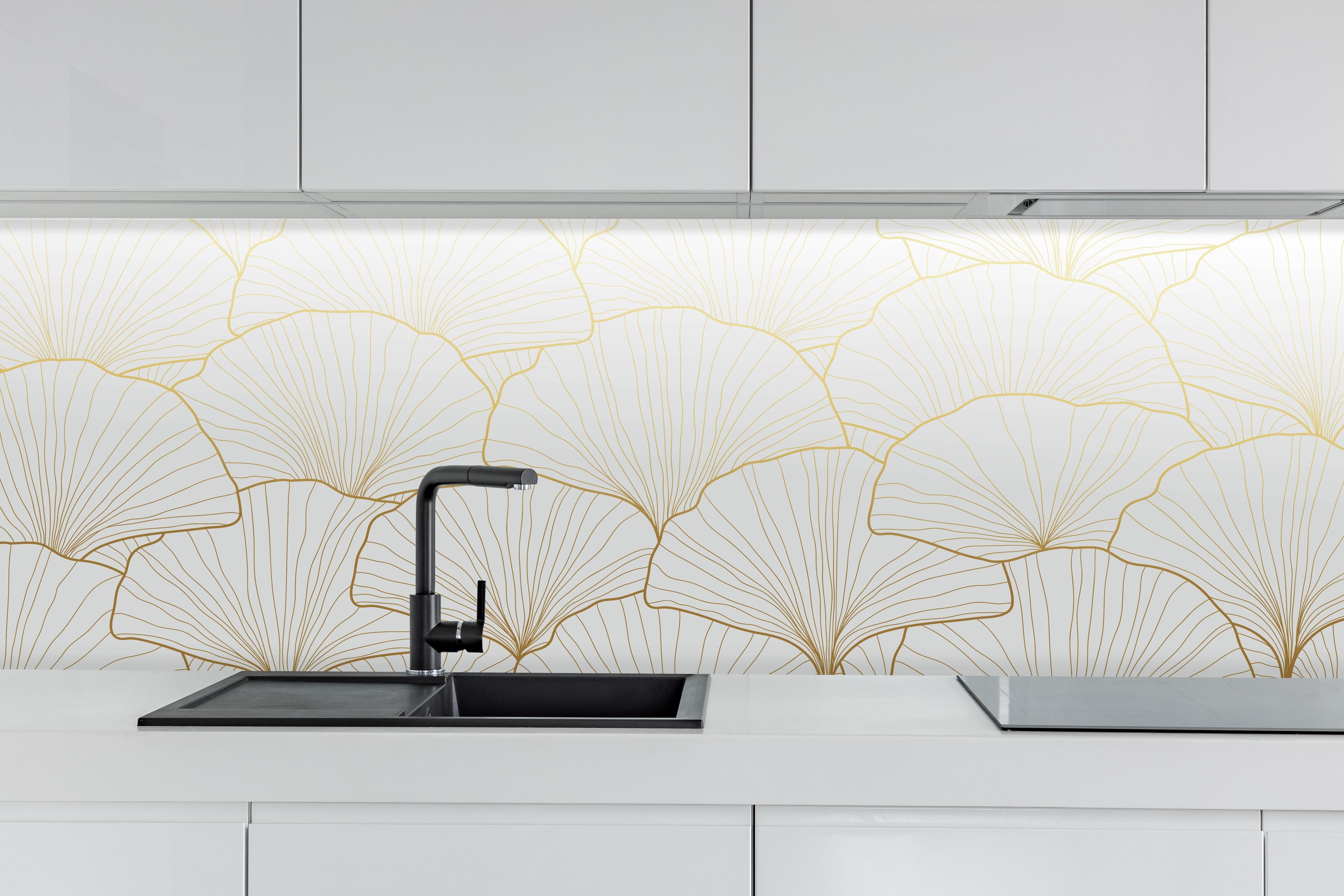 Küche - Elegante Ginkgo Tapete in Blattgold-Optik hinter weißen Hochglanz-Küchenregalen und schwarzem Wasserhahn