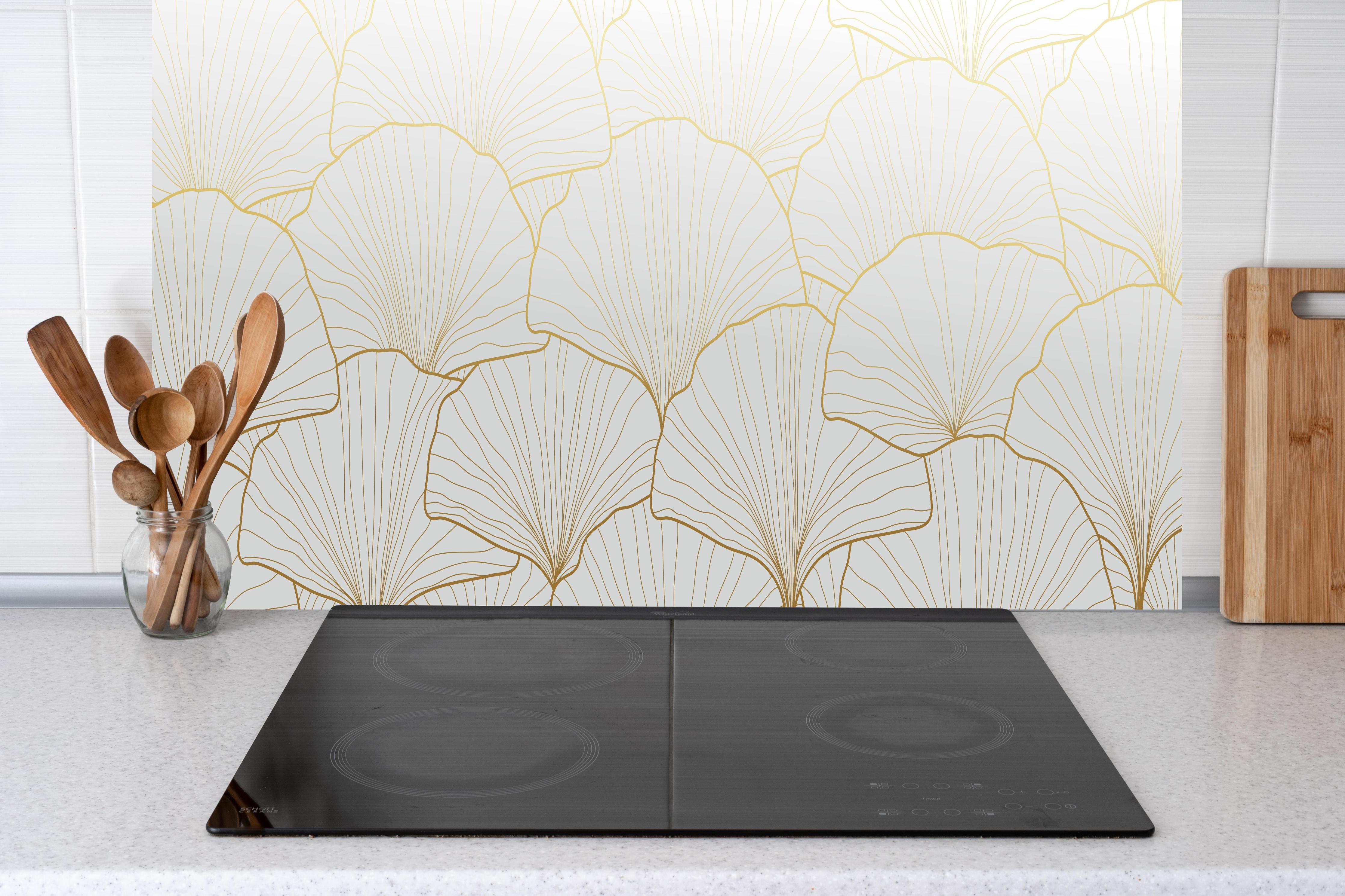 Küche - Elegante Ginkgo Tapete in Blattgold-Optik hinter weißen Hochglanz-Küchenregalen und schwarzem Wasserhahn