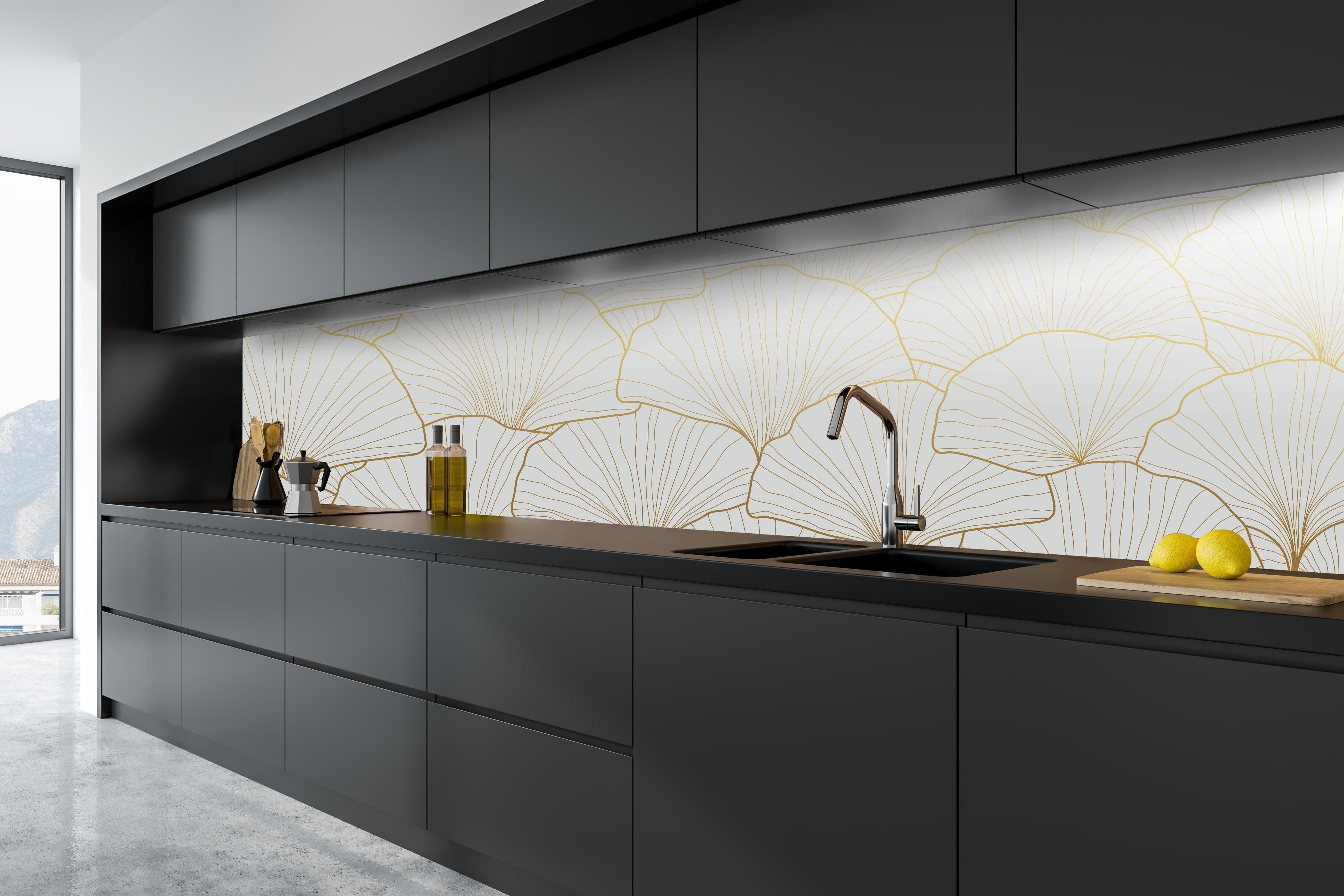 Küche - Elegante Ginkgo Tapete in Blattgold-Optik hinter weißen Hochglanz-Küchenregalen und schwarzem Wasserhahn