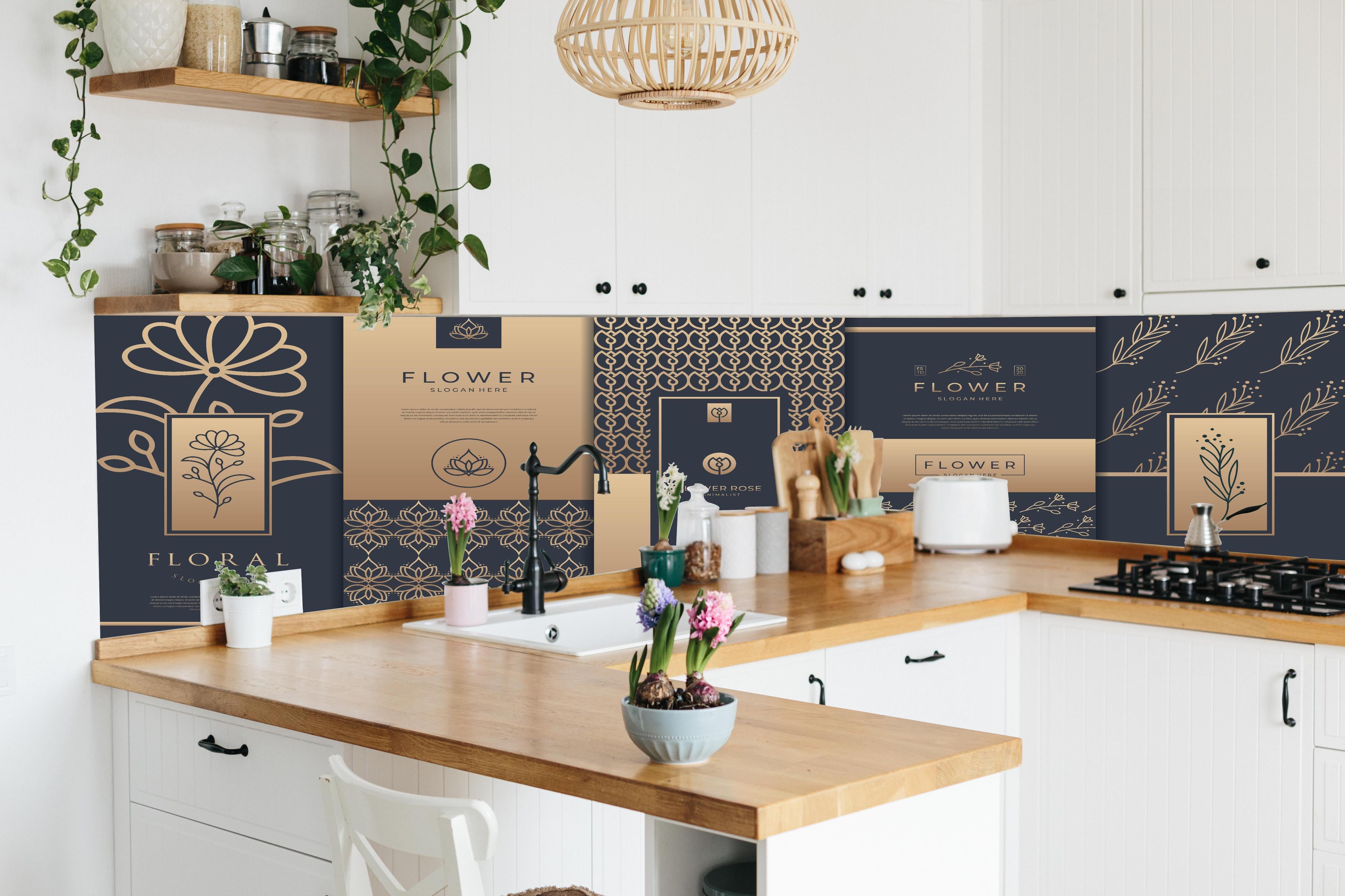 Küche - Elegante Gold-Design Verpackungskollektion hinter weißen Hochglanz-Küchenregalen und schwarzem Wasserhahn