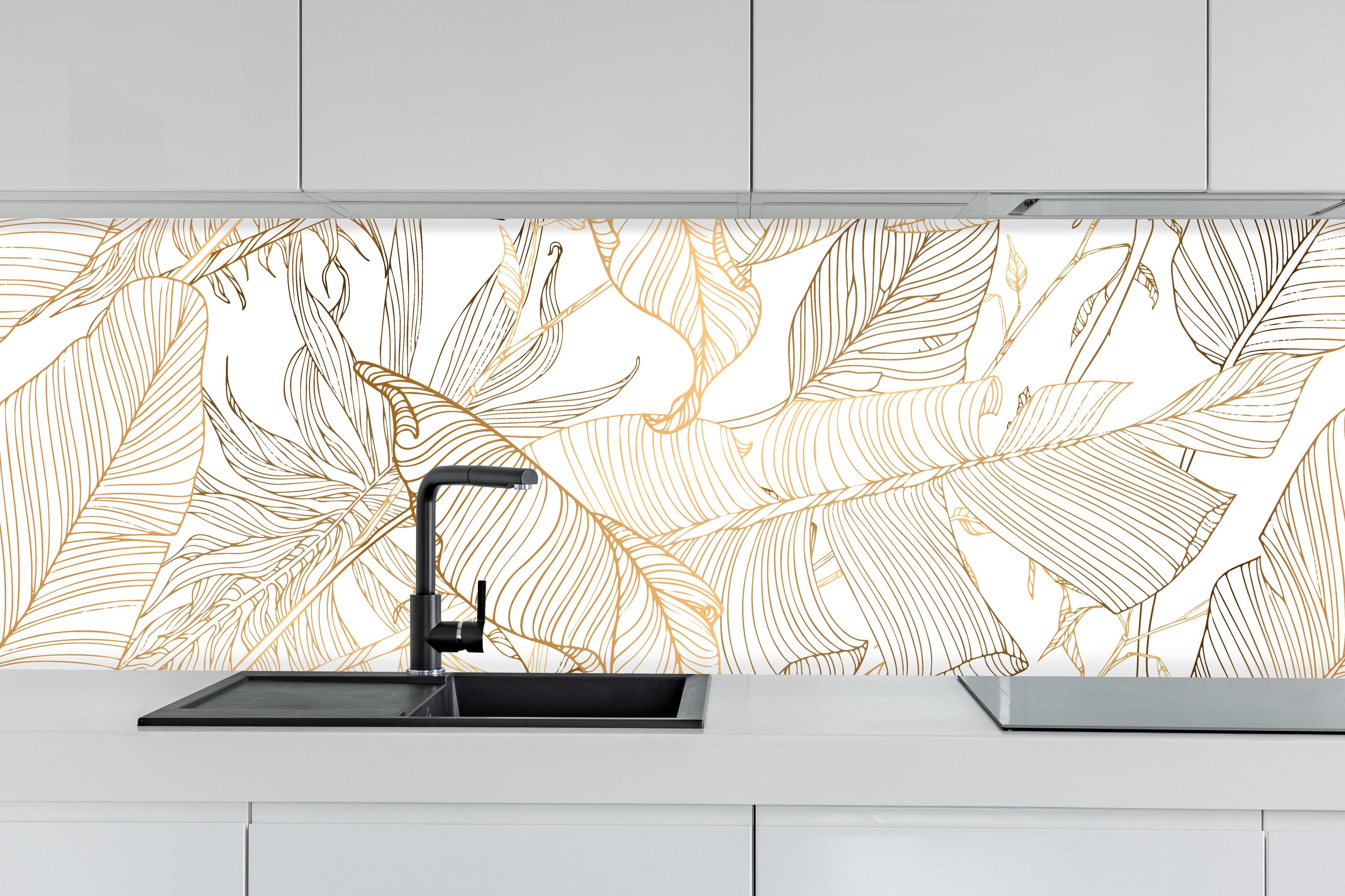 Küche - Elegante Goldene Linien Kunst Pflanzenmuster hinter weißen Hochglanz-Küchenregalen und schwarzem Wasserhahn