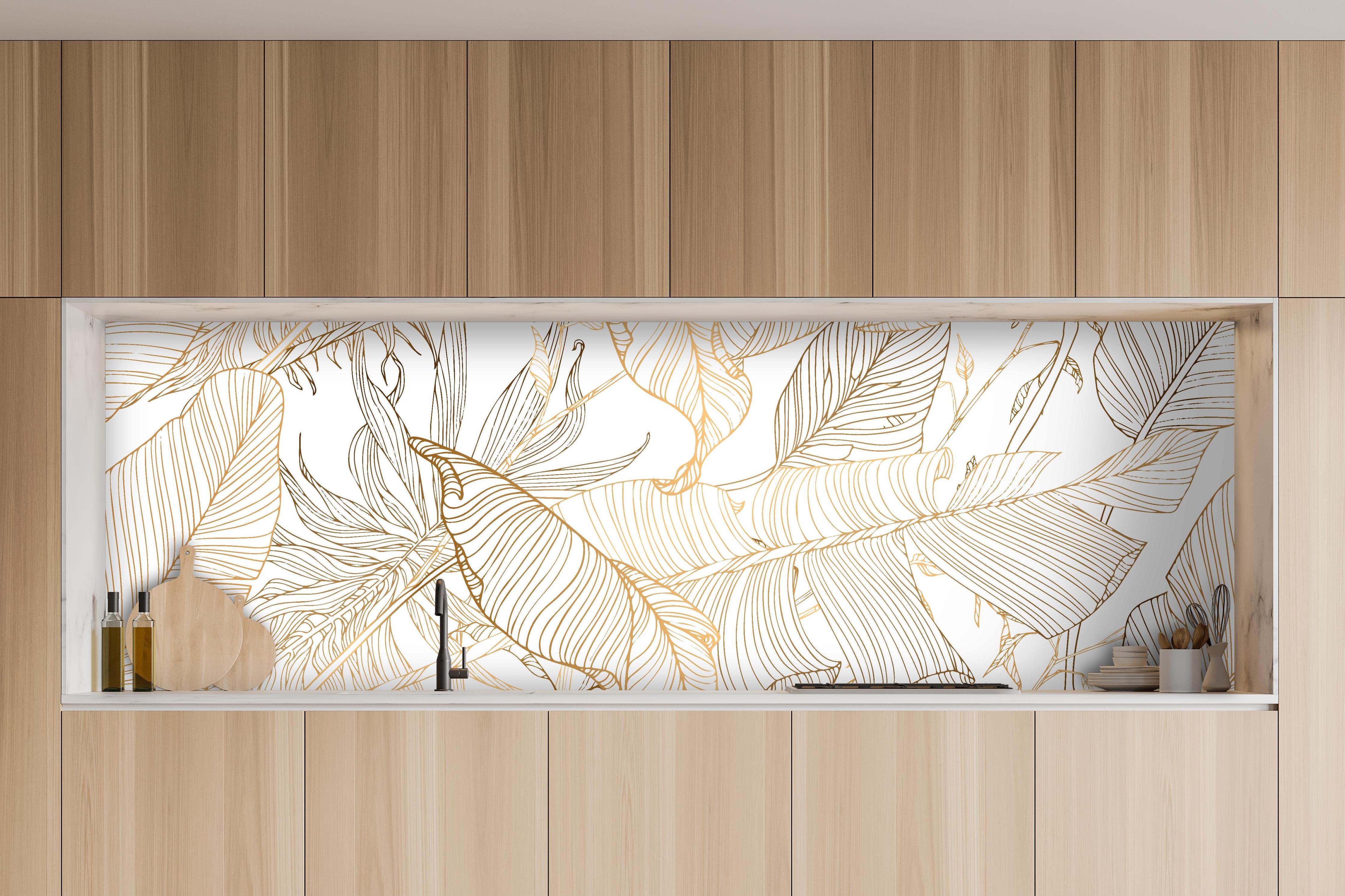 Küche - Elegante Goldene Linien Kunst Pflanzenmuster hinter weißen Hochglanz-Küchenregalen und schwarzem Wasserhahn