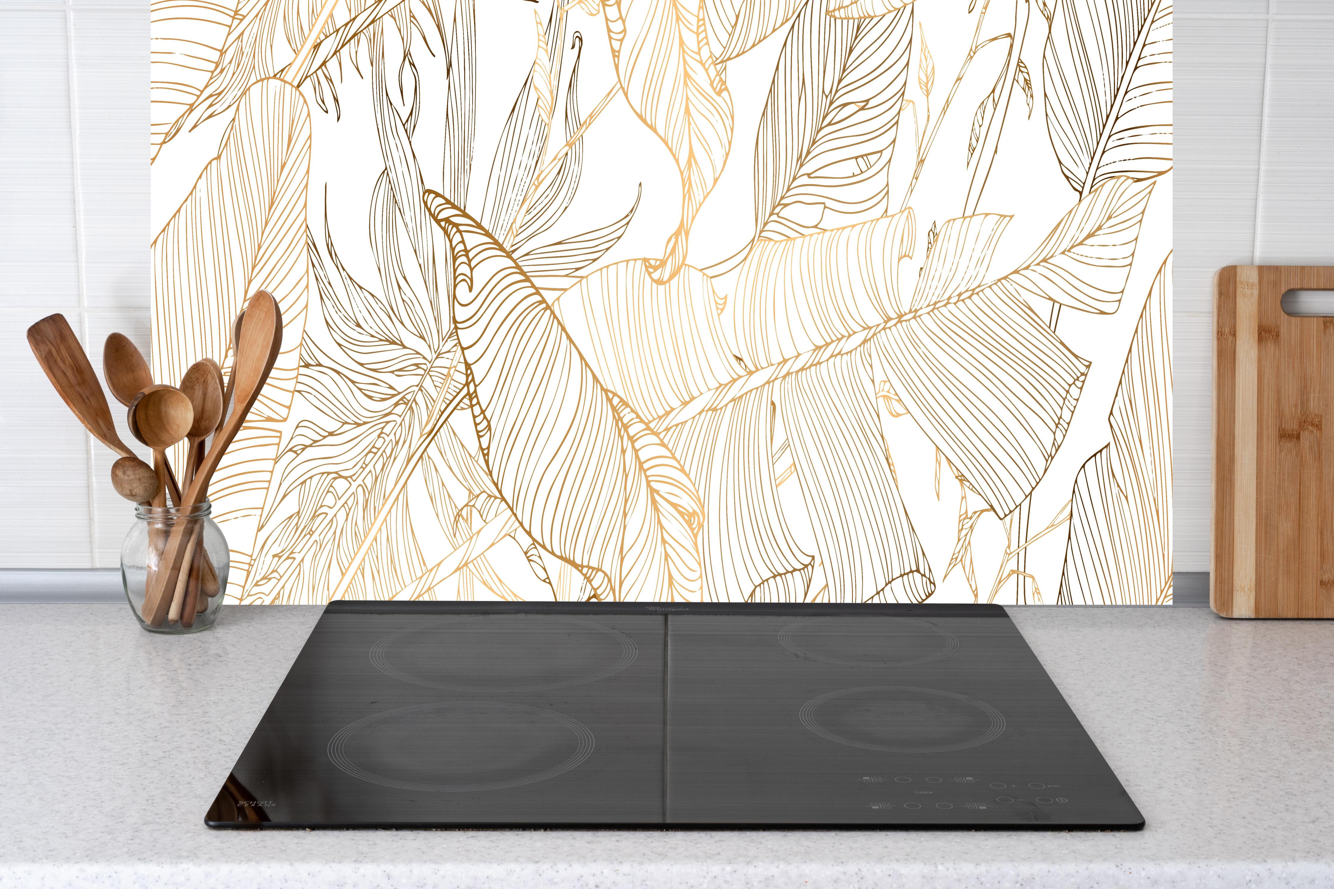 Küche - Elegante Goldene Linien Kunst Pflanzenmuster hinter weißen Hochglanz-Küchenregalen und schwarzem Wasserhahn