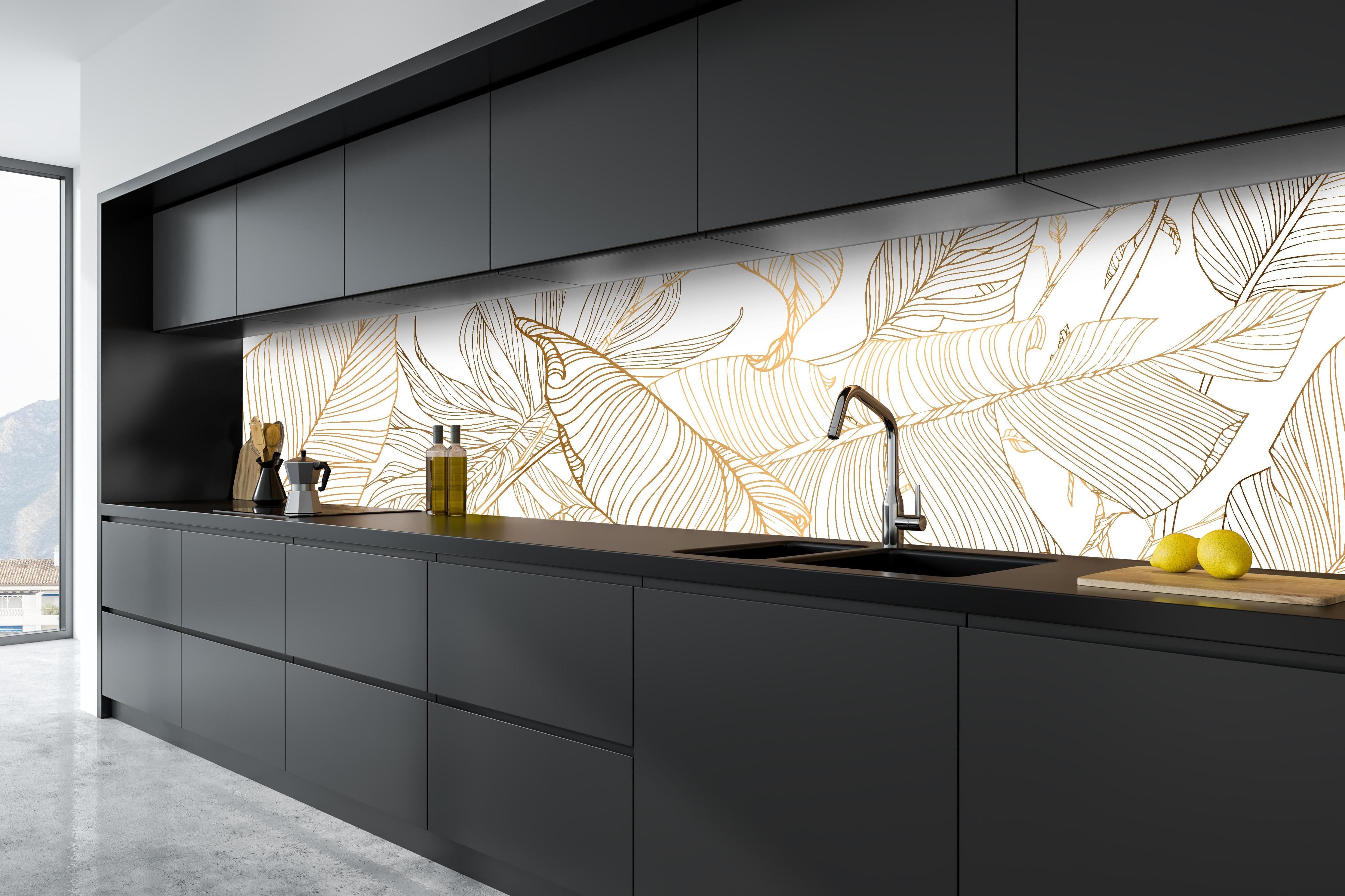 Küche - Elegante Goldene Linien Kunst Pflanzenmuster hinter weißen Hochglanz-Küchenregalen und schwarzem Wasserhahn