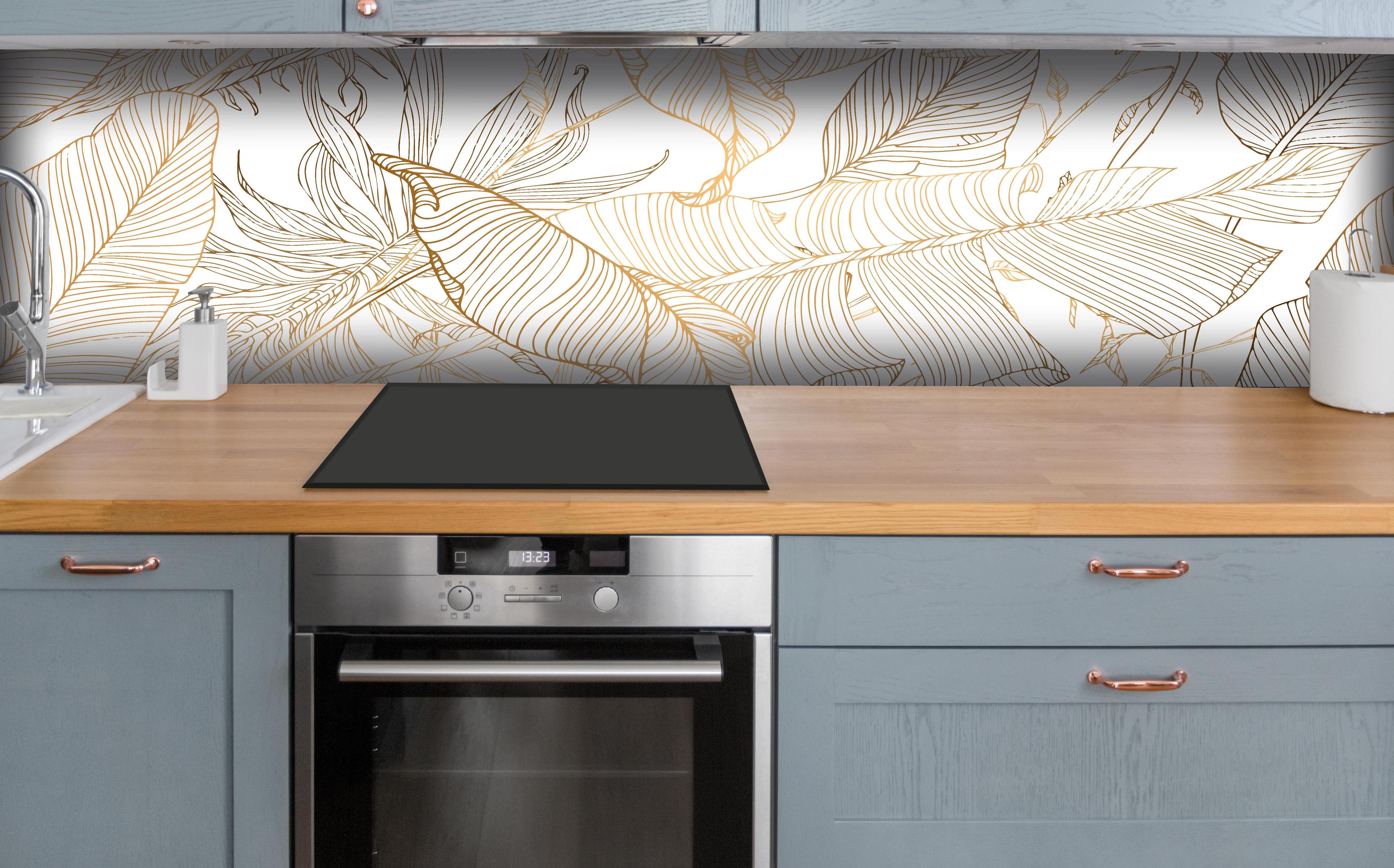 Küche - Elegante Goldene Linien Kunst Pflanzenmuster hinter weißen Hochglanz-Küchenregalen und schwarzem Wasserhahn