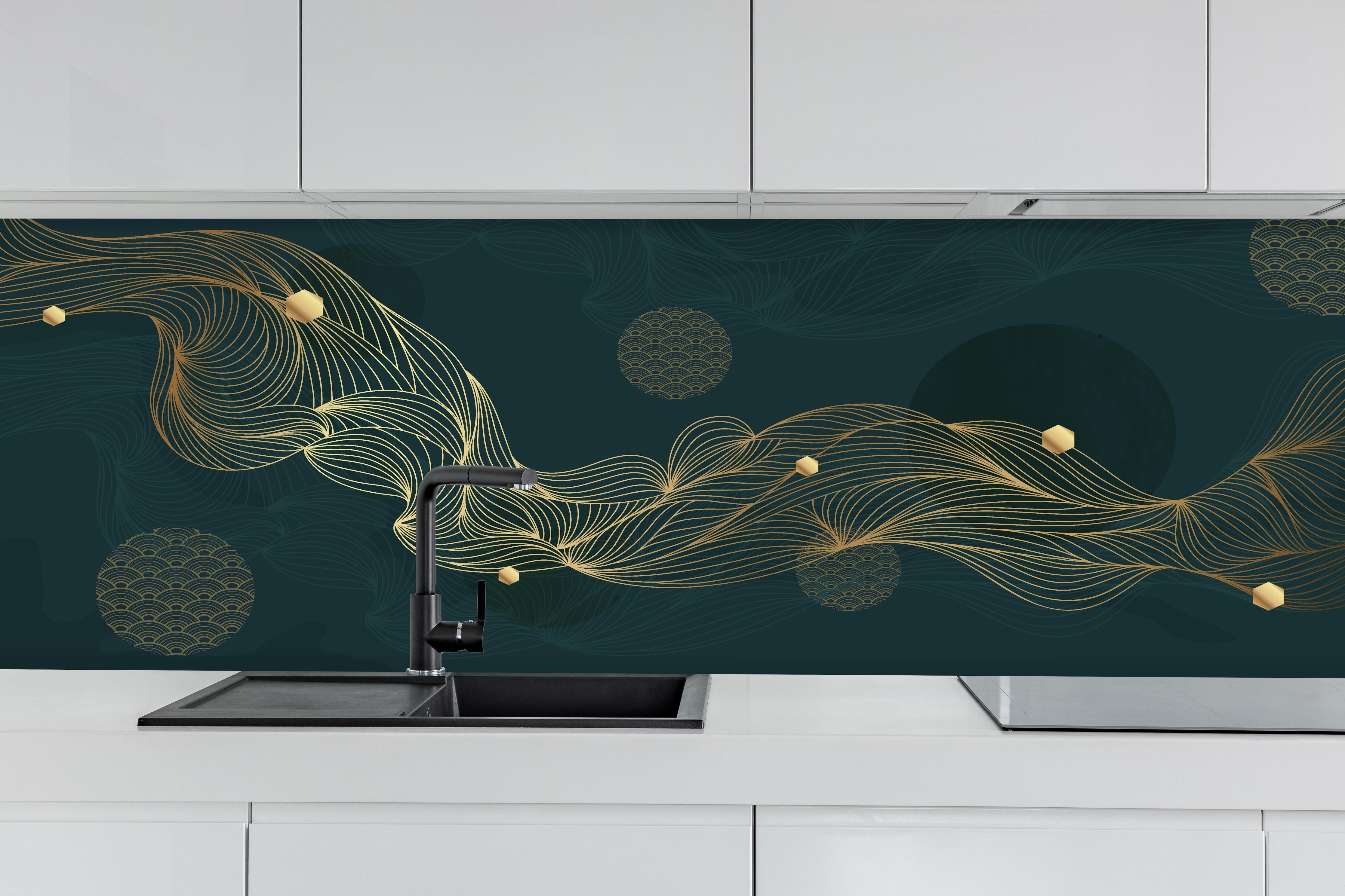 Küche - Elegante Goldene Wellen auf Dunkelblau hinter weißen Hochglanz-Küchenregalen und schwarzem Wasserhahn