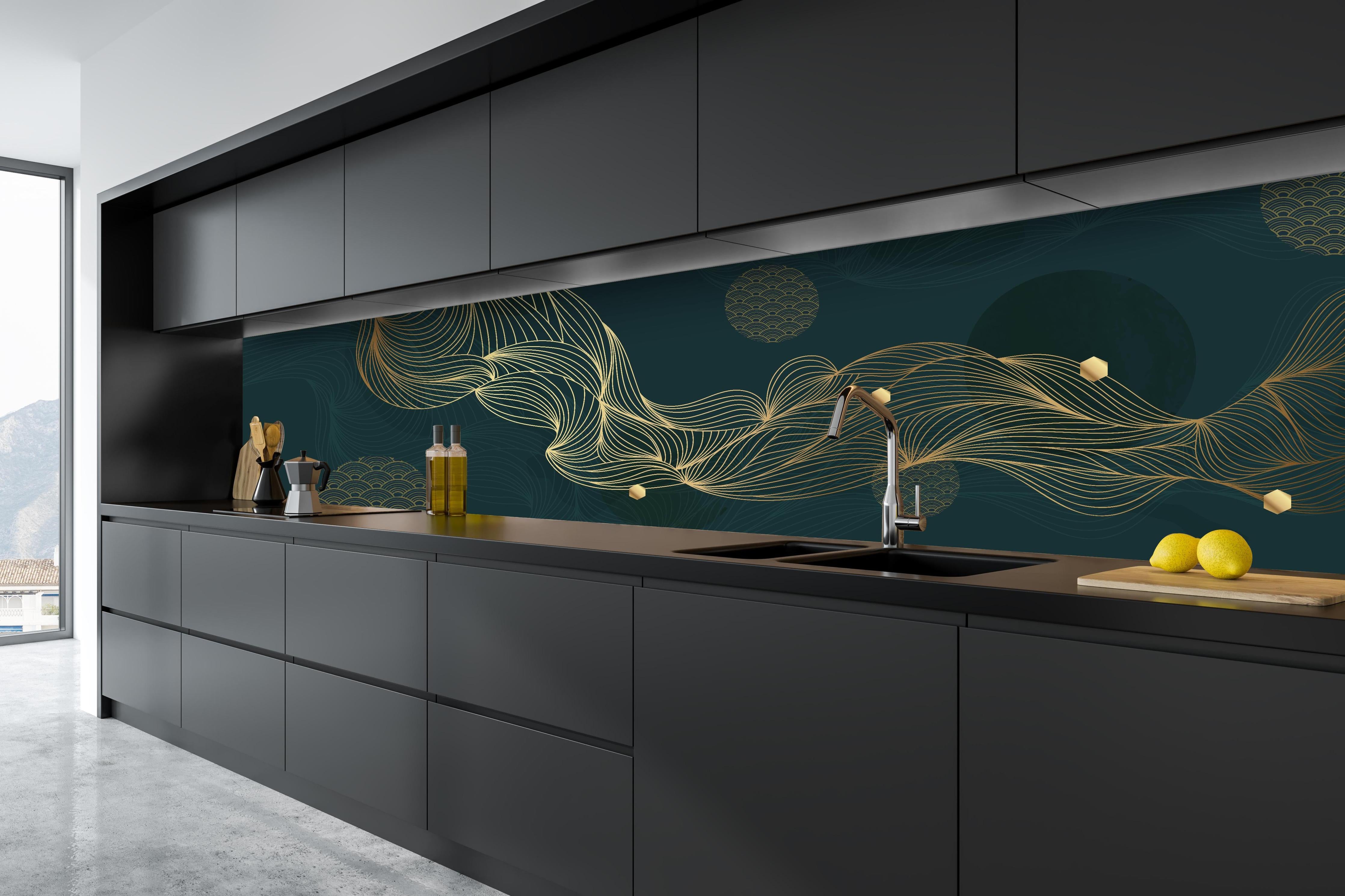 Küche - Elegante Goldene Wellen auf Dunkelblau hinter weißen Hochglanz-Küchenregalen und schwarzem Wasserhahn
