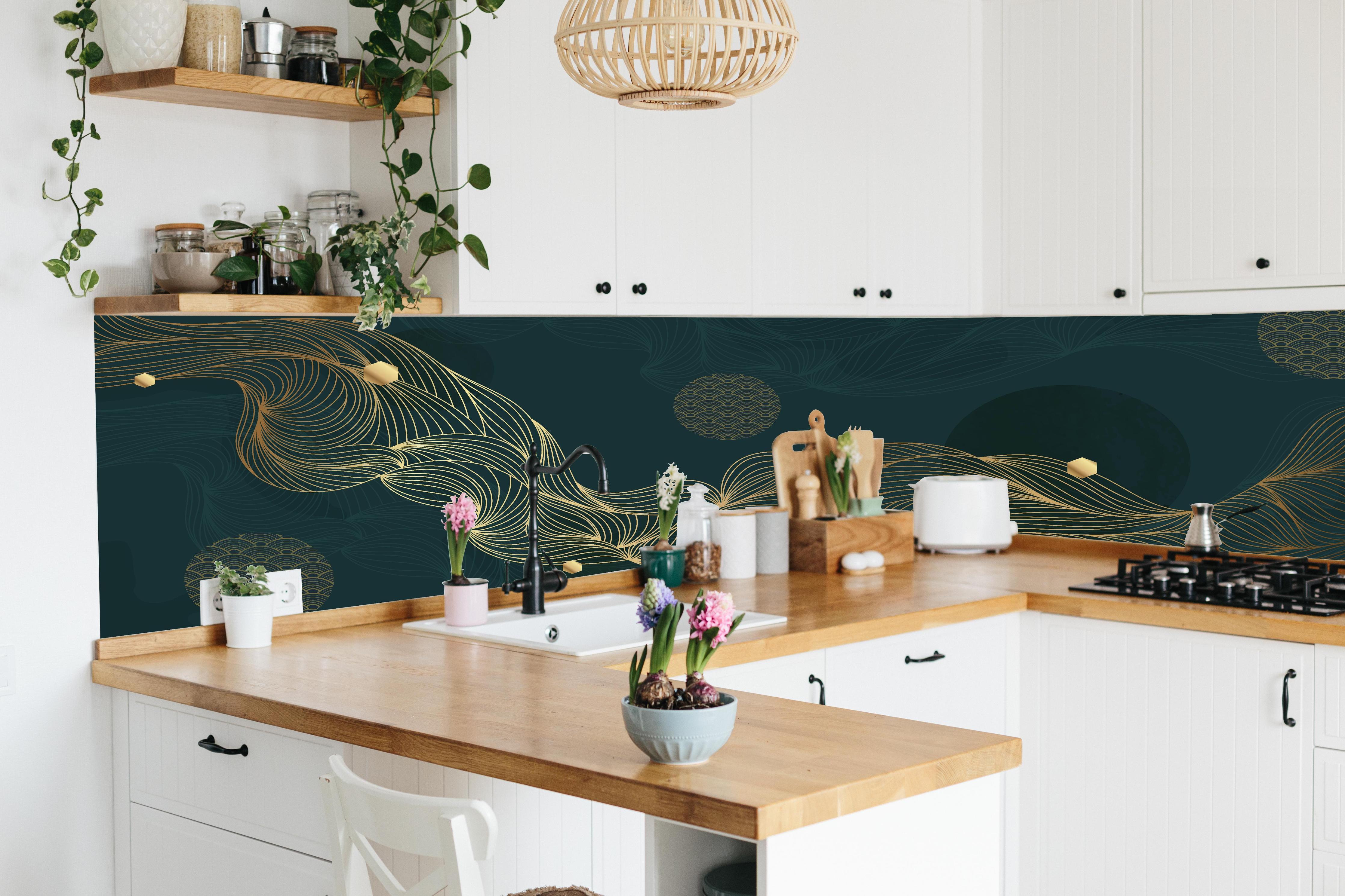 Küche - Elegante Goldene Wellen auf Dunkelblau hinter weißen Hochglanz-Küchenregalen und schwarzem Wasserhahn