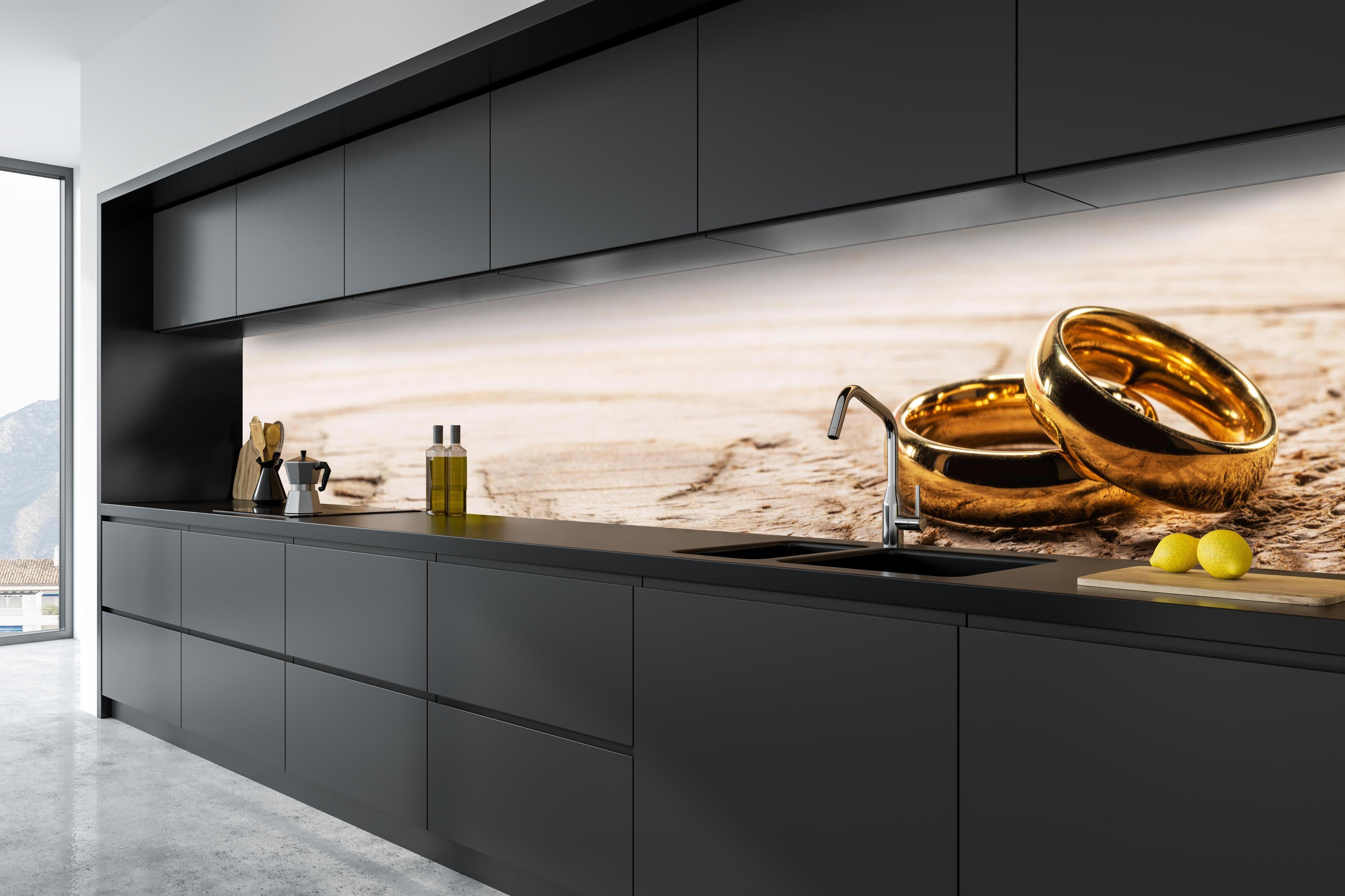 Küche - Elegante Goldringe auf rustikalem Holz hinter weißen Hochglanz-Küchenregalen und schwarzem Wasserhahn