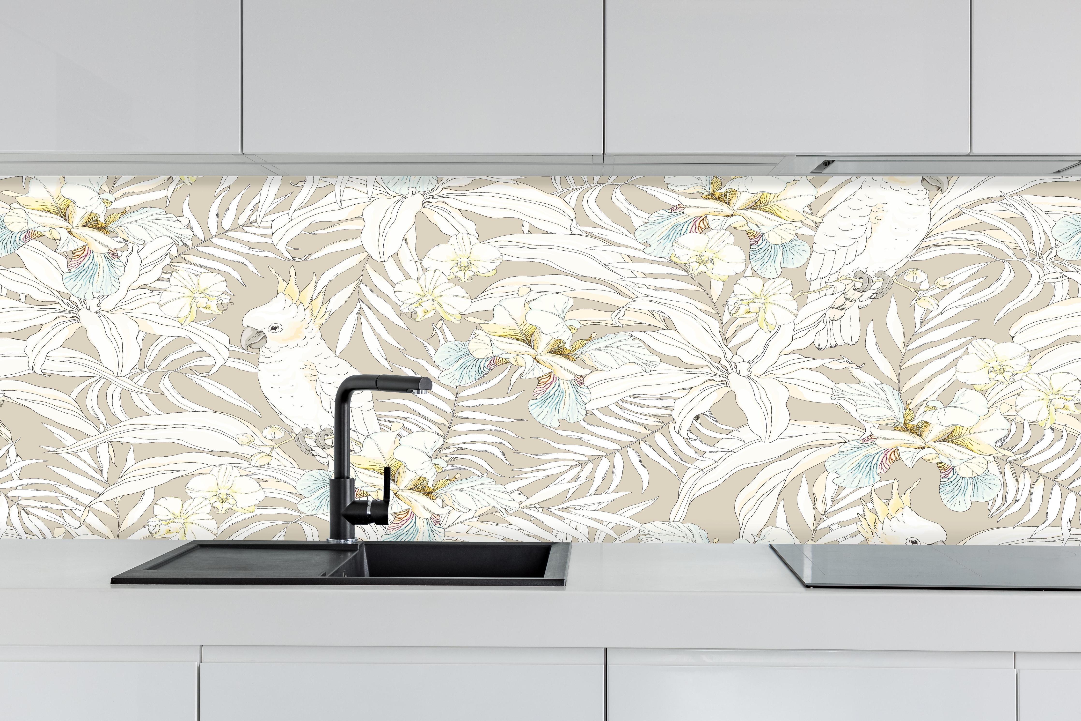 Küche - Elegante Kakadu-Blüten Illustration in Grautönen hinter weißen Hochglanz-Küchenregalen und schwarzem Wasserhahn