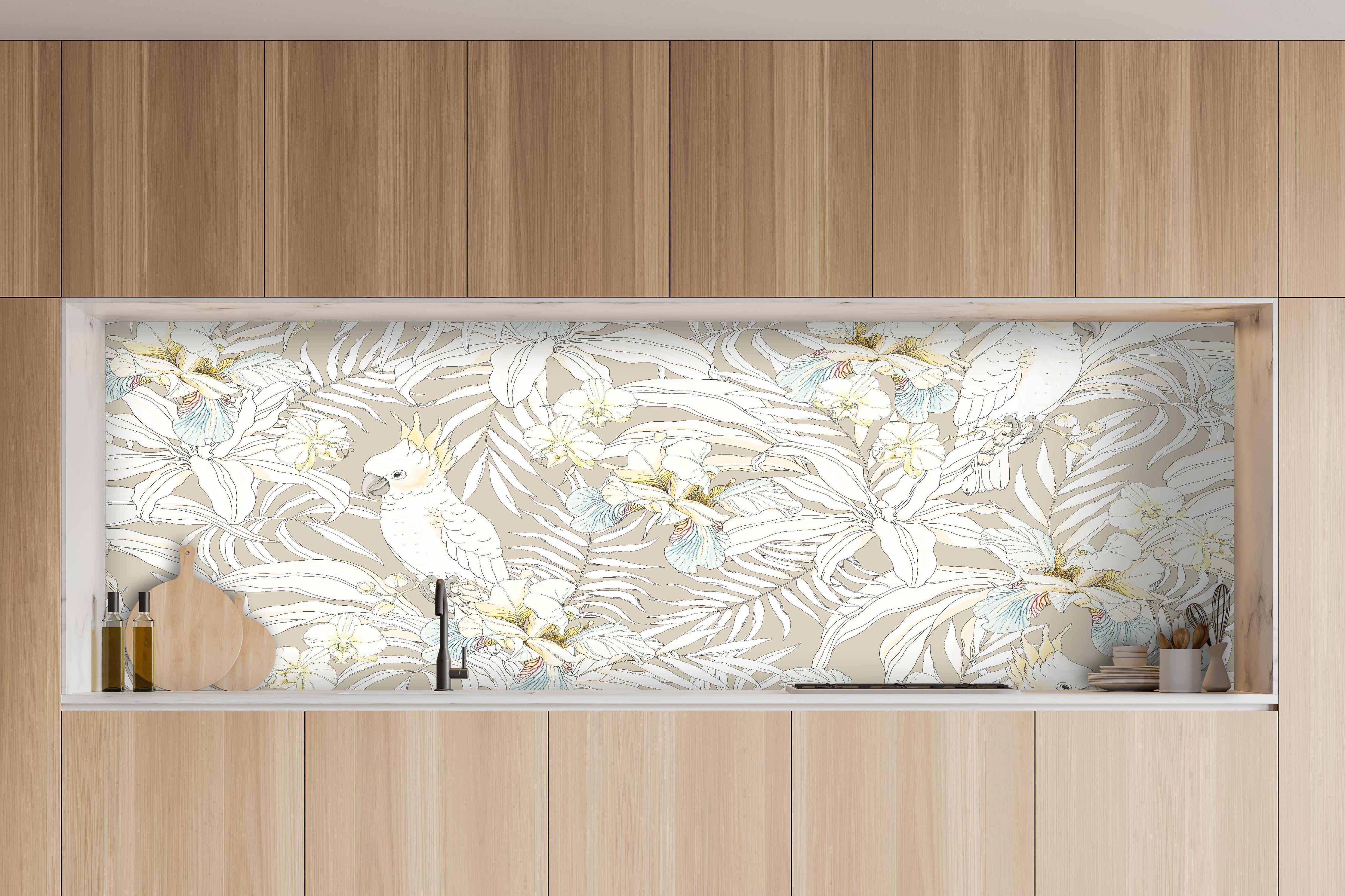 Küche - Elegante Kakadu-Blüten Illustration in Grautönen hinter weißen Hochglanz-Küchenregalen und schwarzem Wasserhahn
