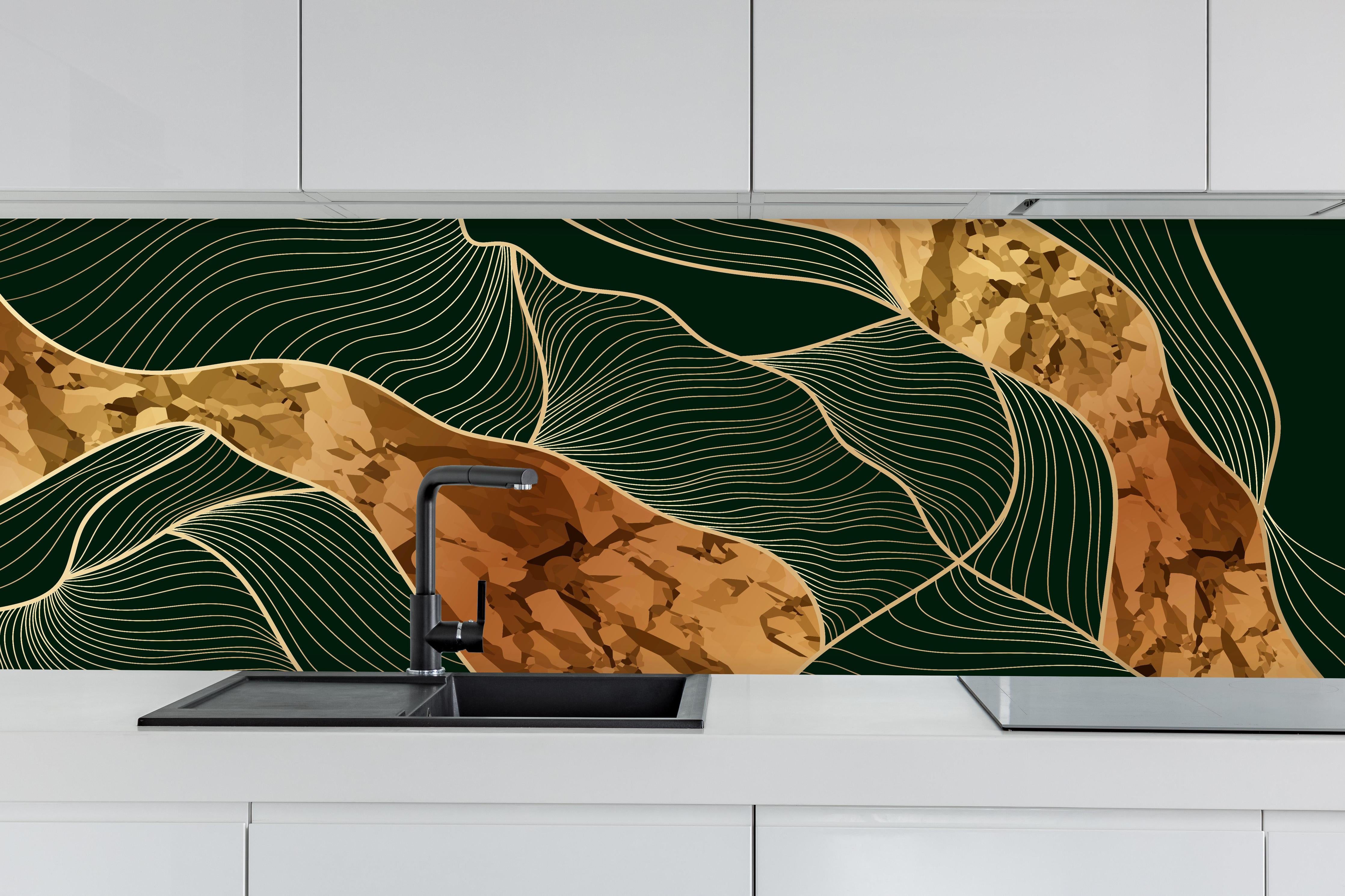 Küche - Elegante Konturlinien in Gold und Grün hinter weißen Hochglanz-Küchenregalen und schwarzem Wasserhahn