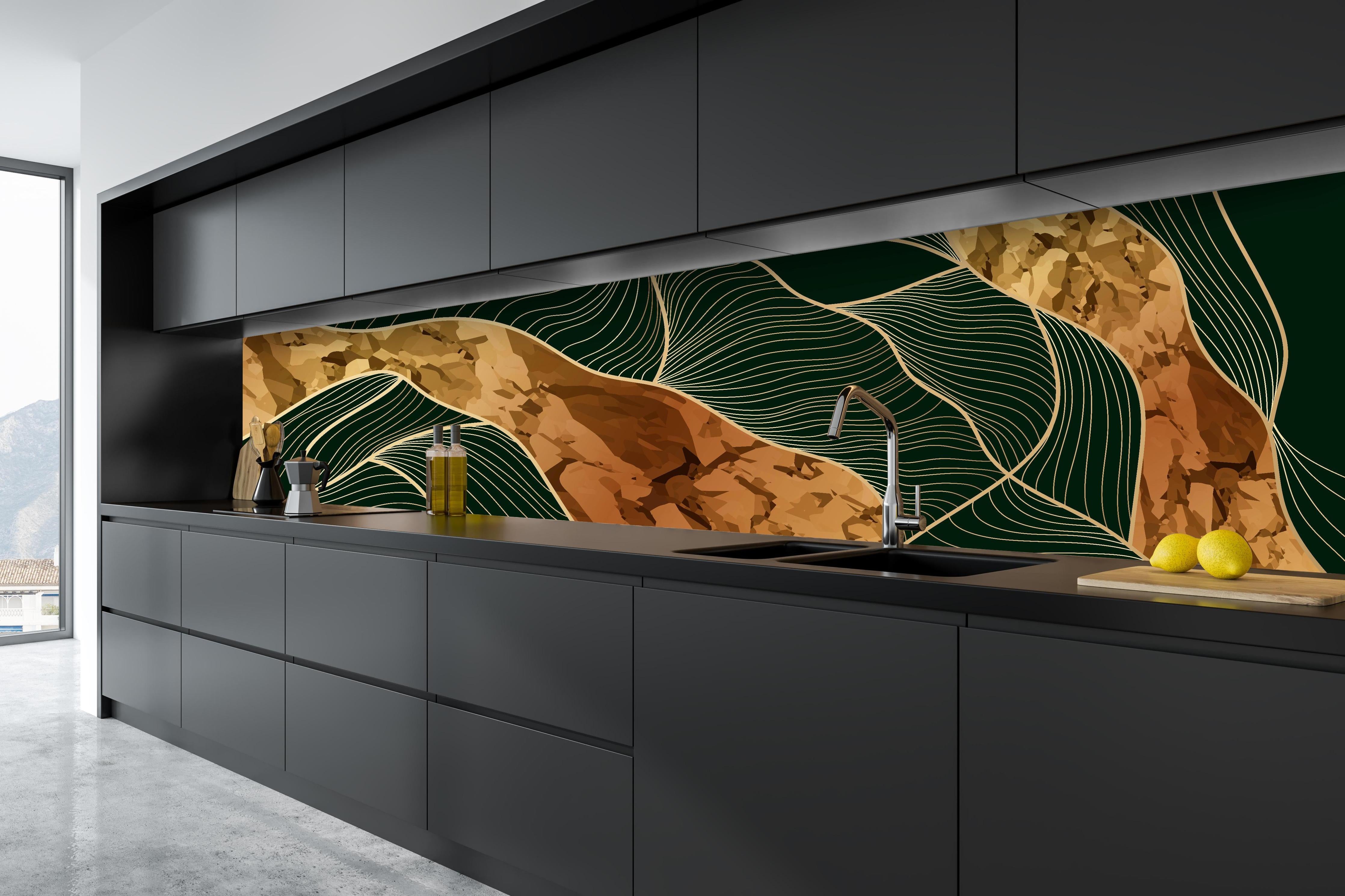 Küche - Elegante Konturlinien in Gold und Grün hinter weißen Hochglanz-Küchenregalen und schwarzem Wasserhahn