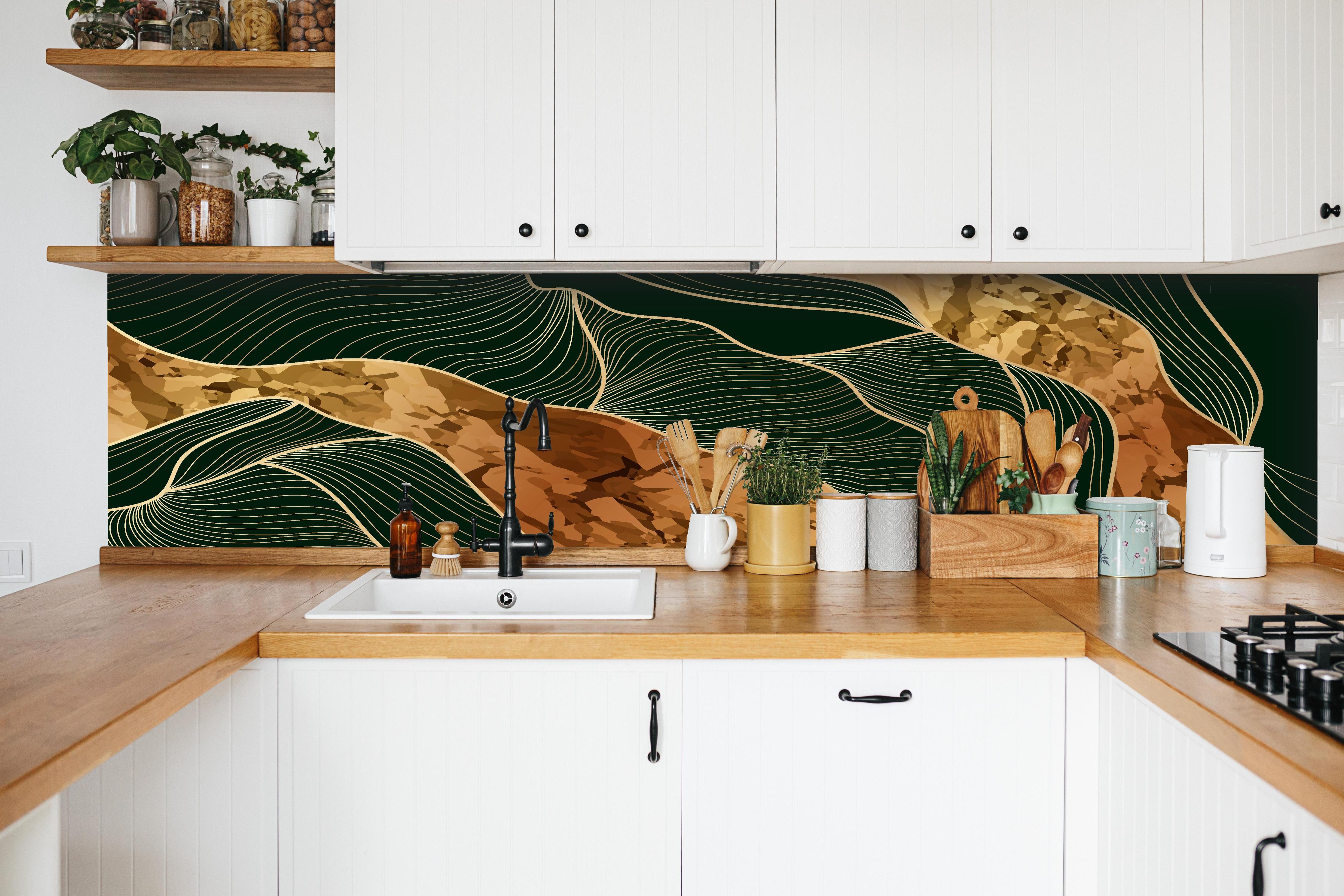 Küche - Elegante Linienkunst in Goldbraun-Tönen hinter weißen Hochglanz-Küchenregalen und schwarzem Wasserhahn