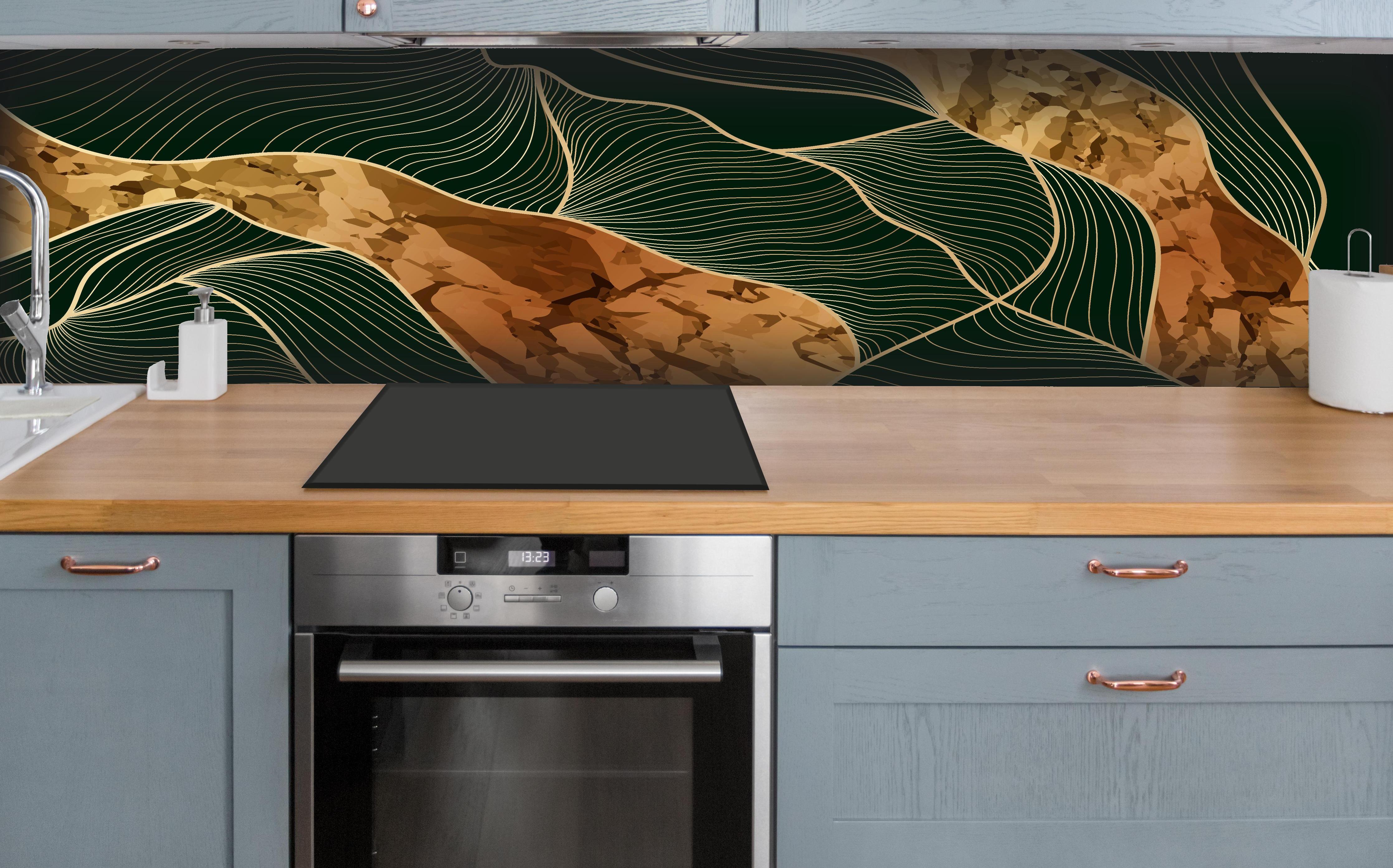 Küche - Elegante Linienkunst in Goldbraun-Tönen hinter weißen Hochglanz-Küchenregalen und schwarzem Wasserhahn