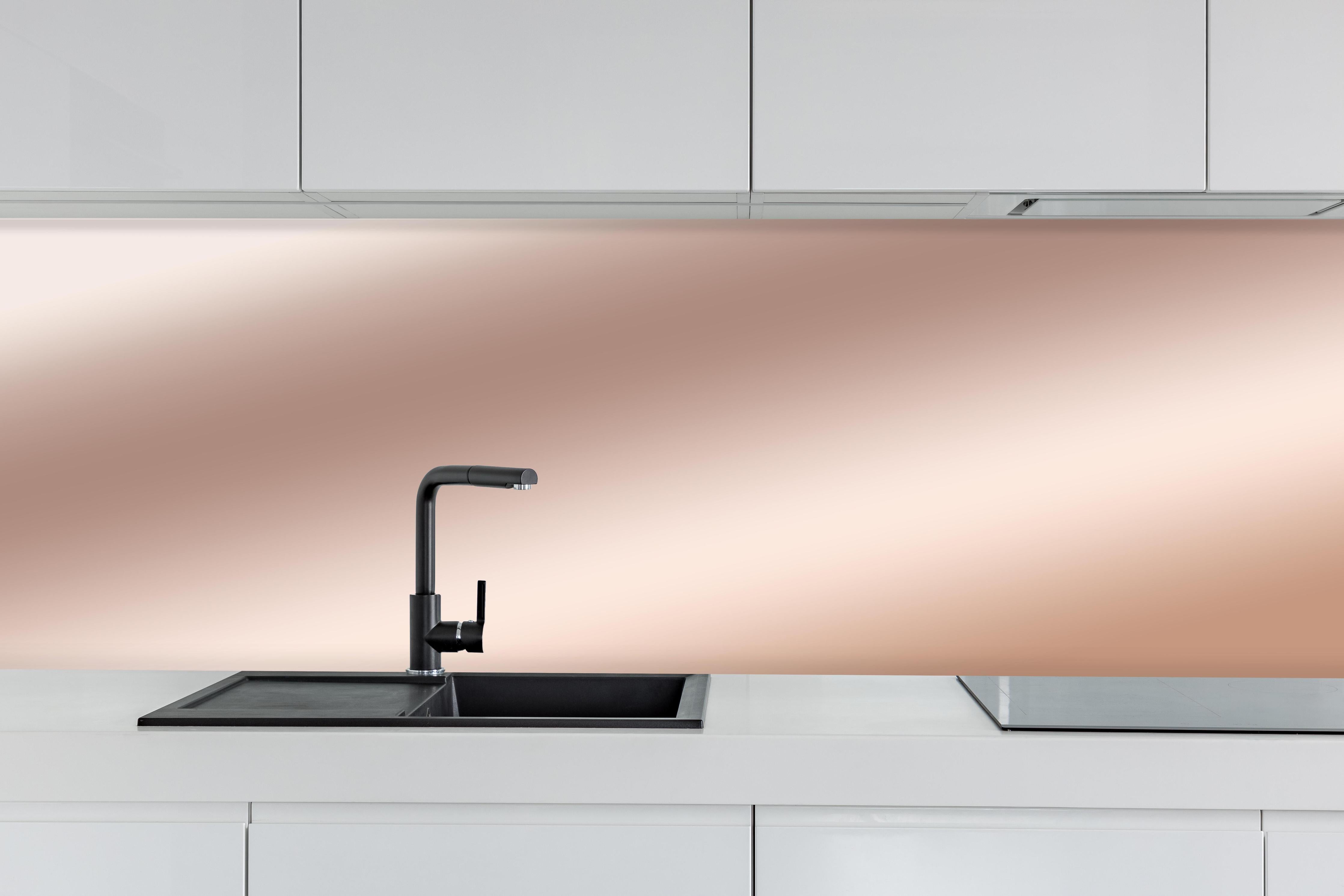 Küche - Elegante Metallic-Bronze Wand hinter weißen Hochglanz-Küchenregalen und schwarzem Wasserhahn