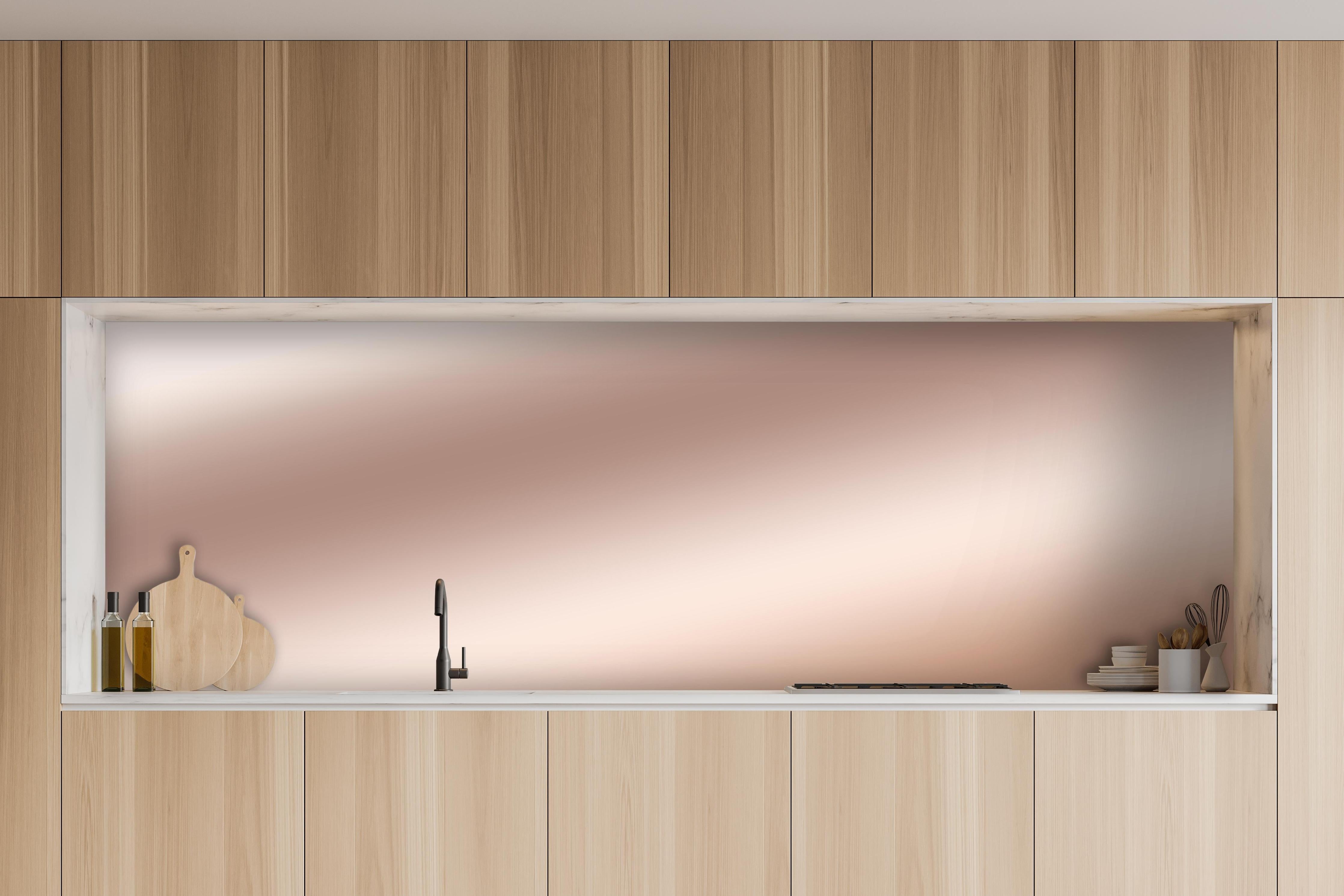 Küche - Elegante Metallic-Bronze Wand hinter weißen Hochglanz-Küchenregalen und schwarzem Wasserhahn