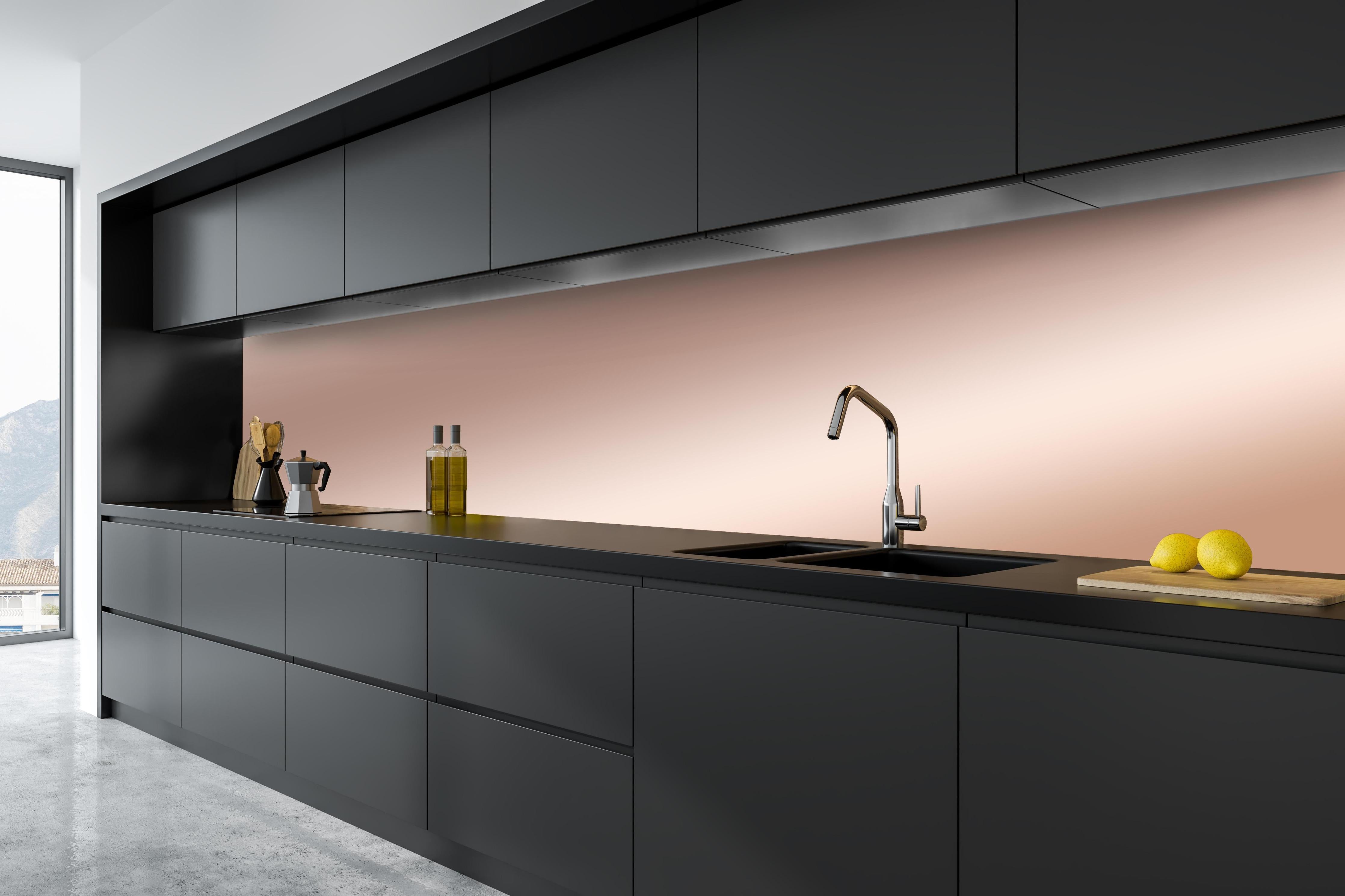 Küche - Elegante Metallic-Bronze Wand hinter weißen Hochglanz-Küchenregalen und schwarzem Wasserhahn