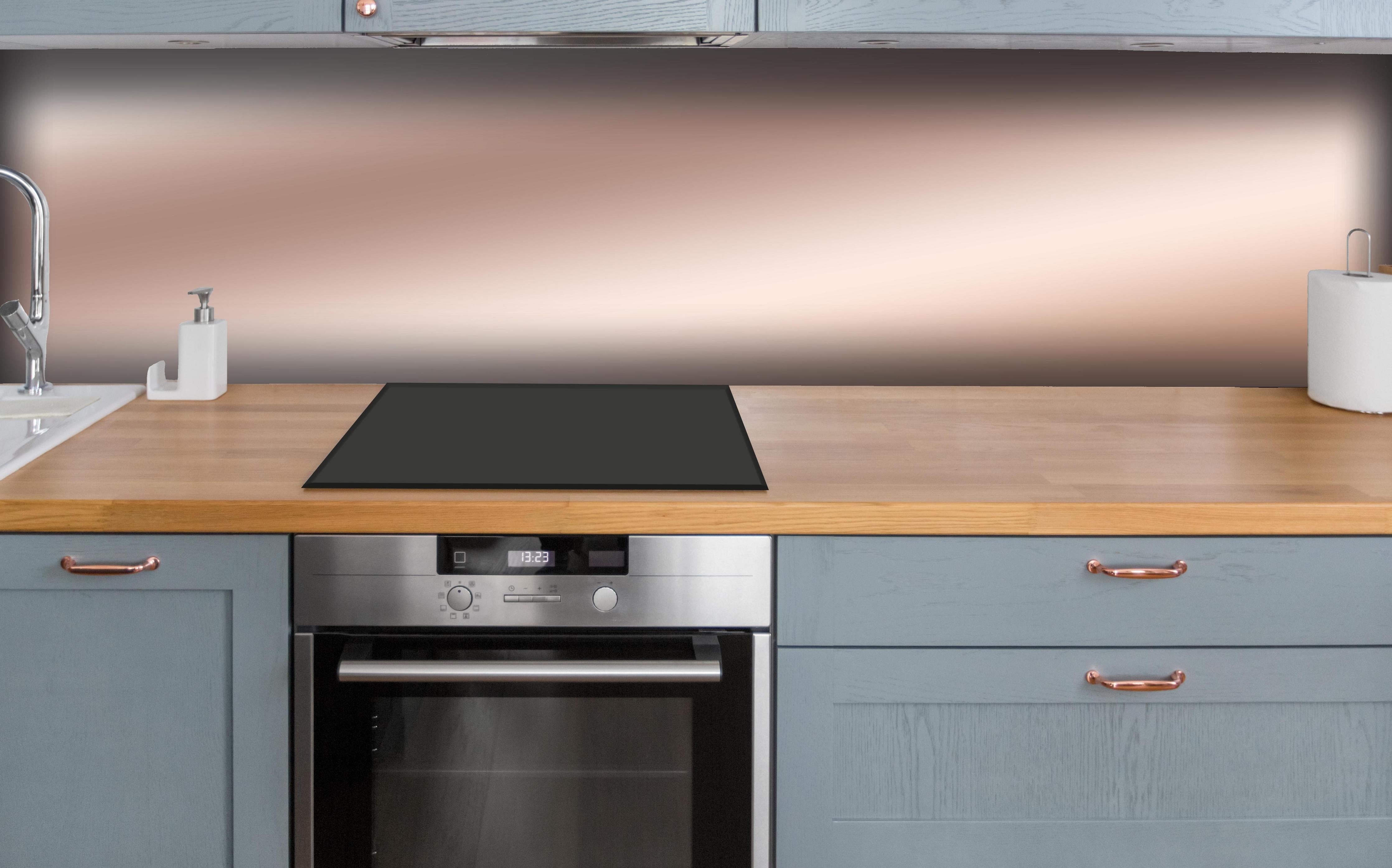 Küche - Elegante Metallic-Bronze Wand hinter weißen Hochglanz-Küchenregalen und schwarzem Wasserhahn