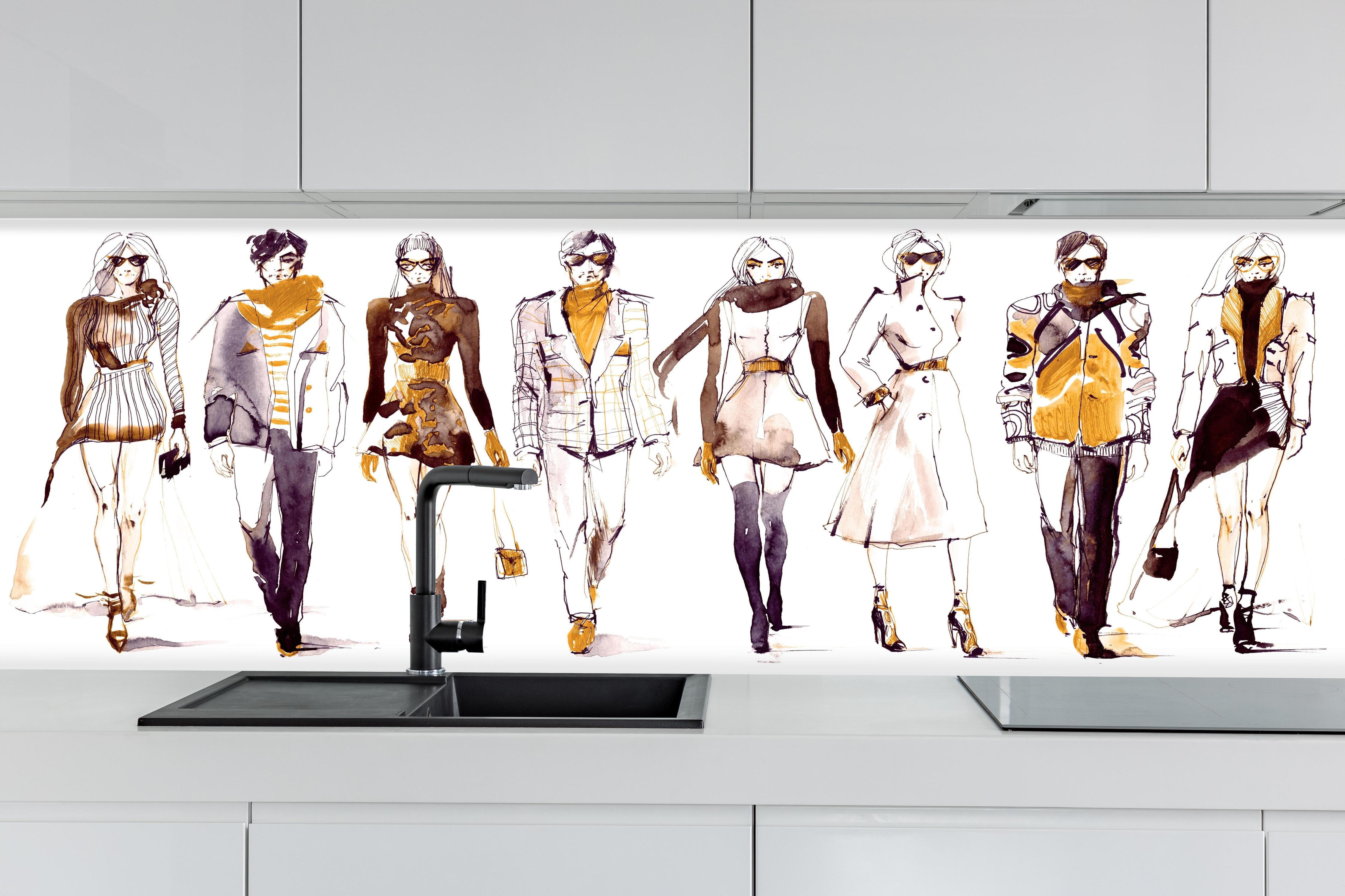 Küche - Elegante Modeshow hinter weißen Hochglanz-Küchenregalen und schwarzem Wasserhahn