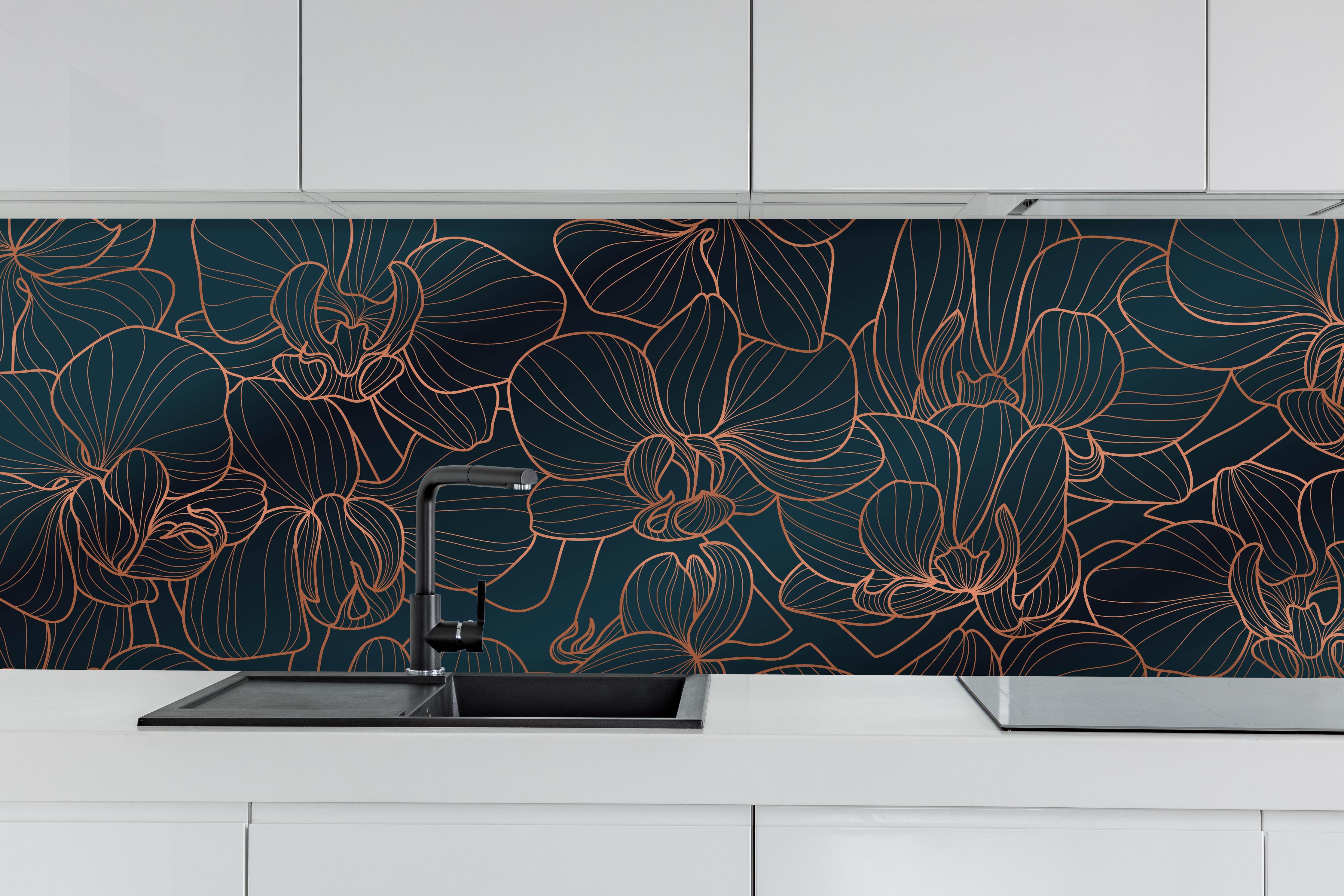 Küche - Elegante Orchideen Linienkunst Dunkle Töne hinter weißen Hochglanz-Küchenregalen und schwarzem Wasserhahn