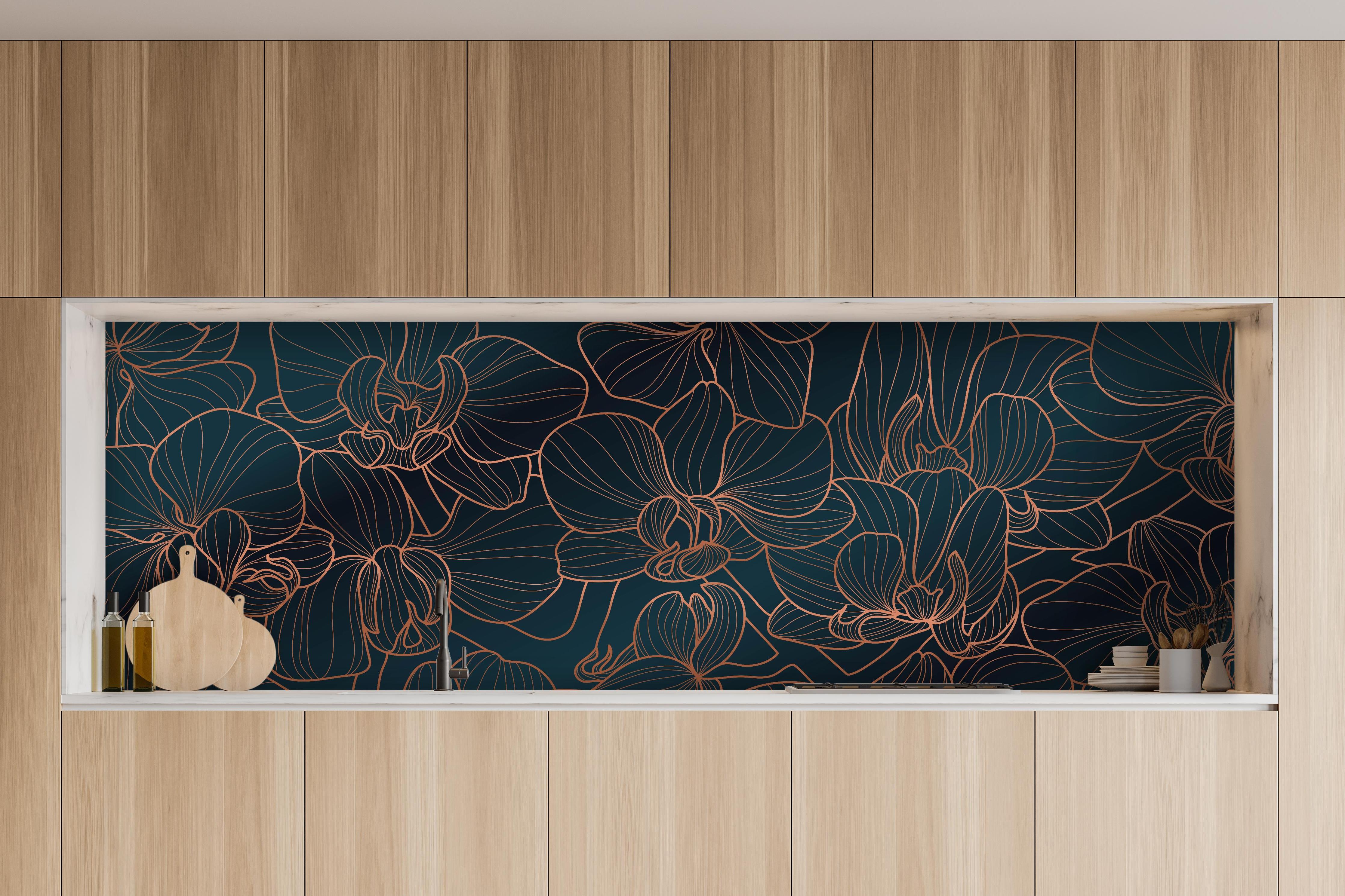 Küche - Elegante Orchideen Linienkunst Dunkle Töne hinter weißen Hochglanz-Küchenregalen und schwarzem Wasserhahn