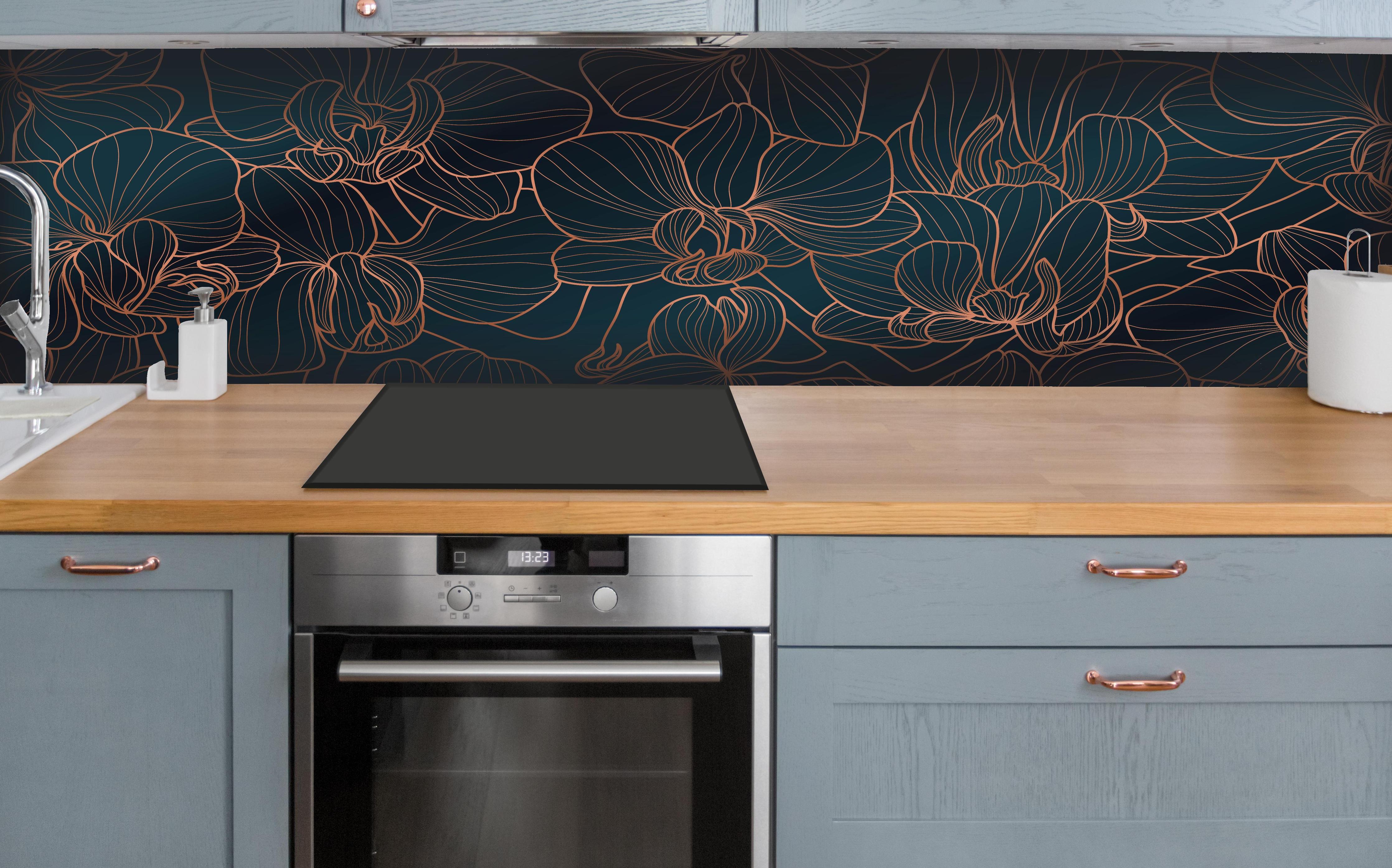 Küche - Elegante Orchideen Linienkunst Dunkle Töne hinter weißen Hochglanz-Küchenregalen und schwarzem Wasserhahn