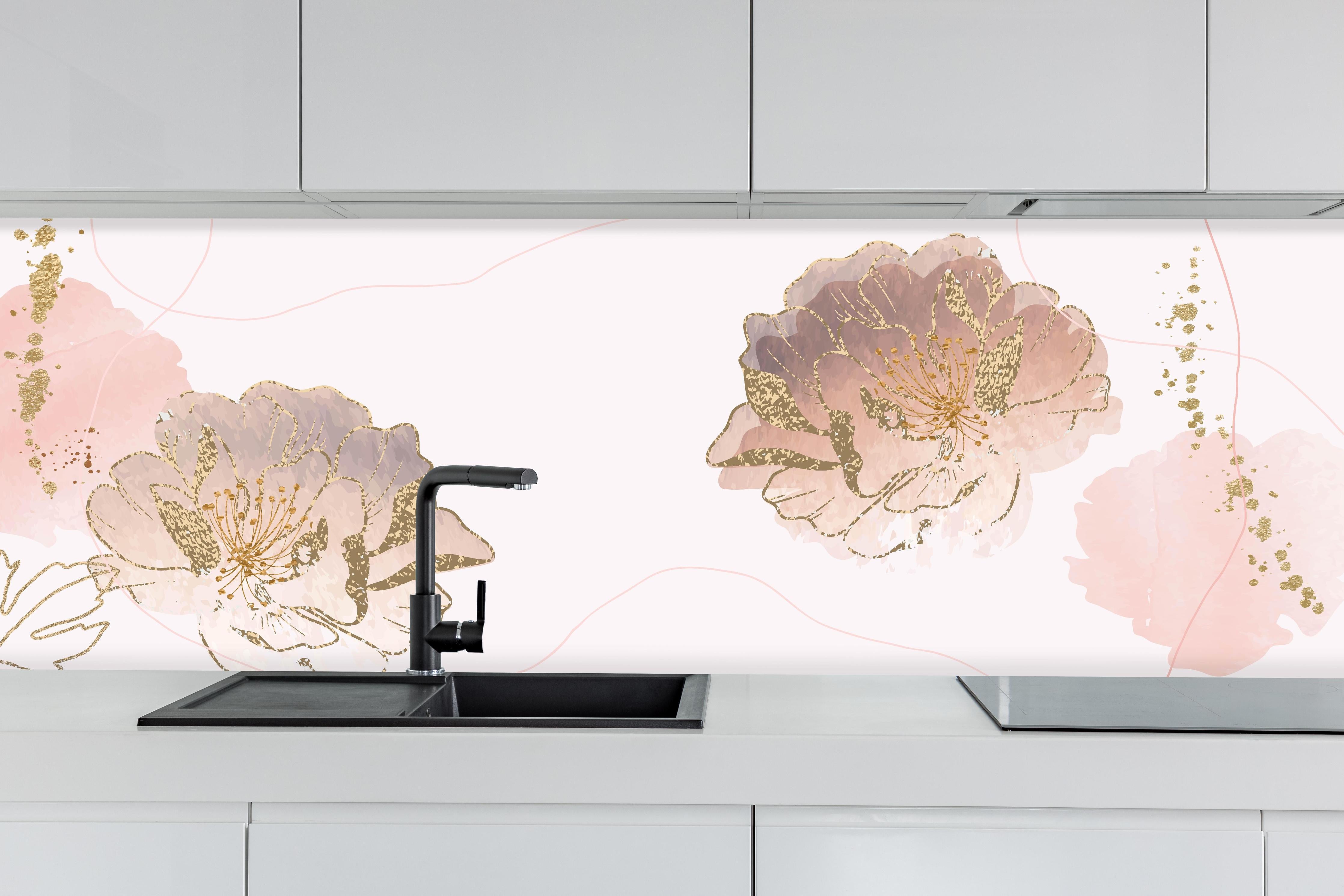 Küche - Elegante Pfingstrosen Zeichnung in Pastelltönen hinter weißen Hochglanz-Küchenregalen und schwarzem Wasserhahn