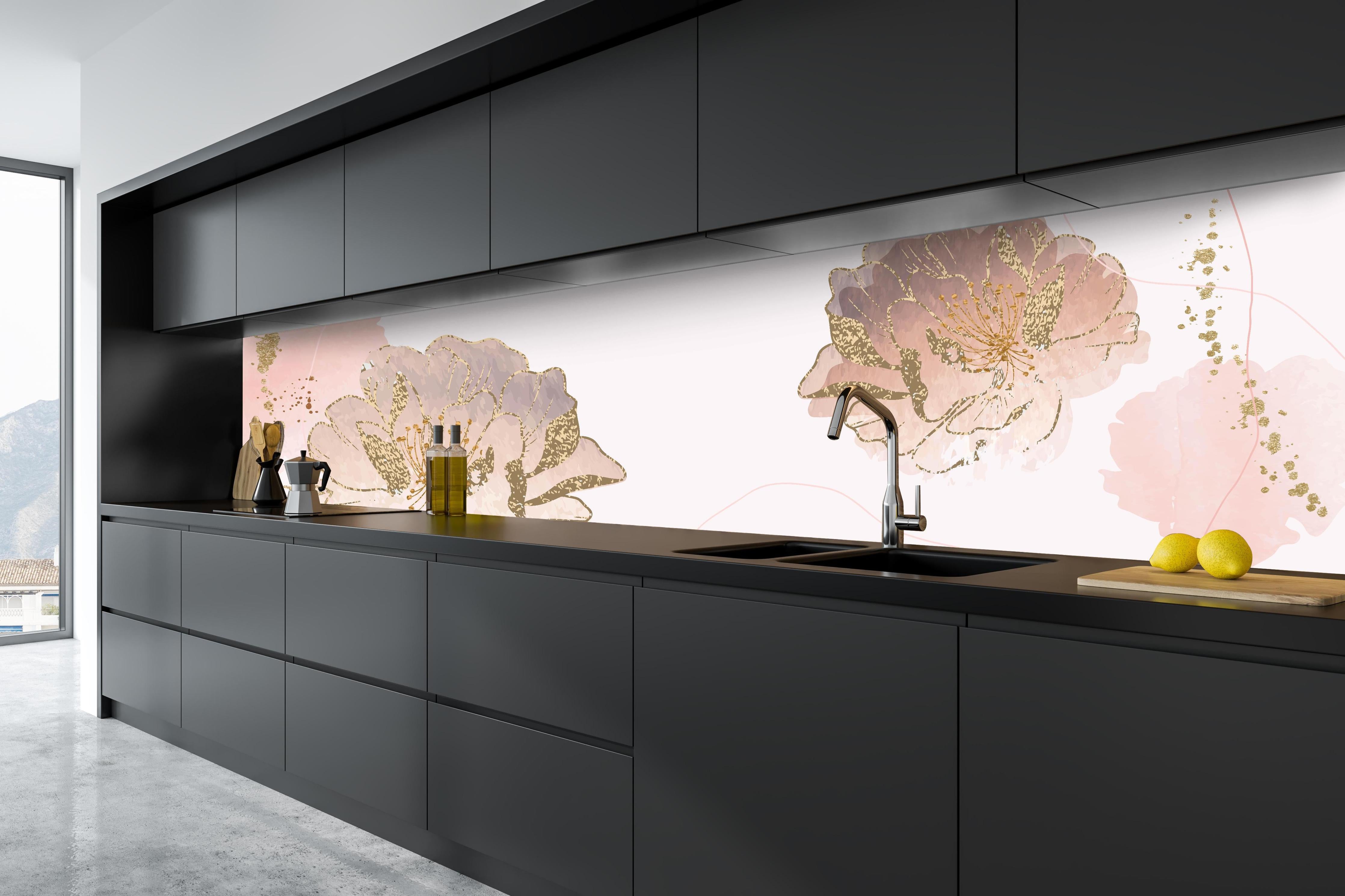 Küche - Elegante Pfingstrosen Zeichnung in Pastelltönen hinter weißen Hochglanz-Küchenregalen und schwarzem Wasserhahn