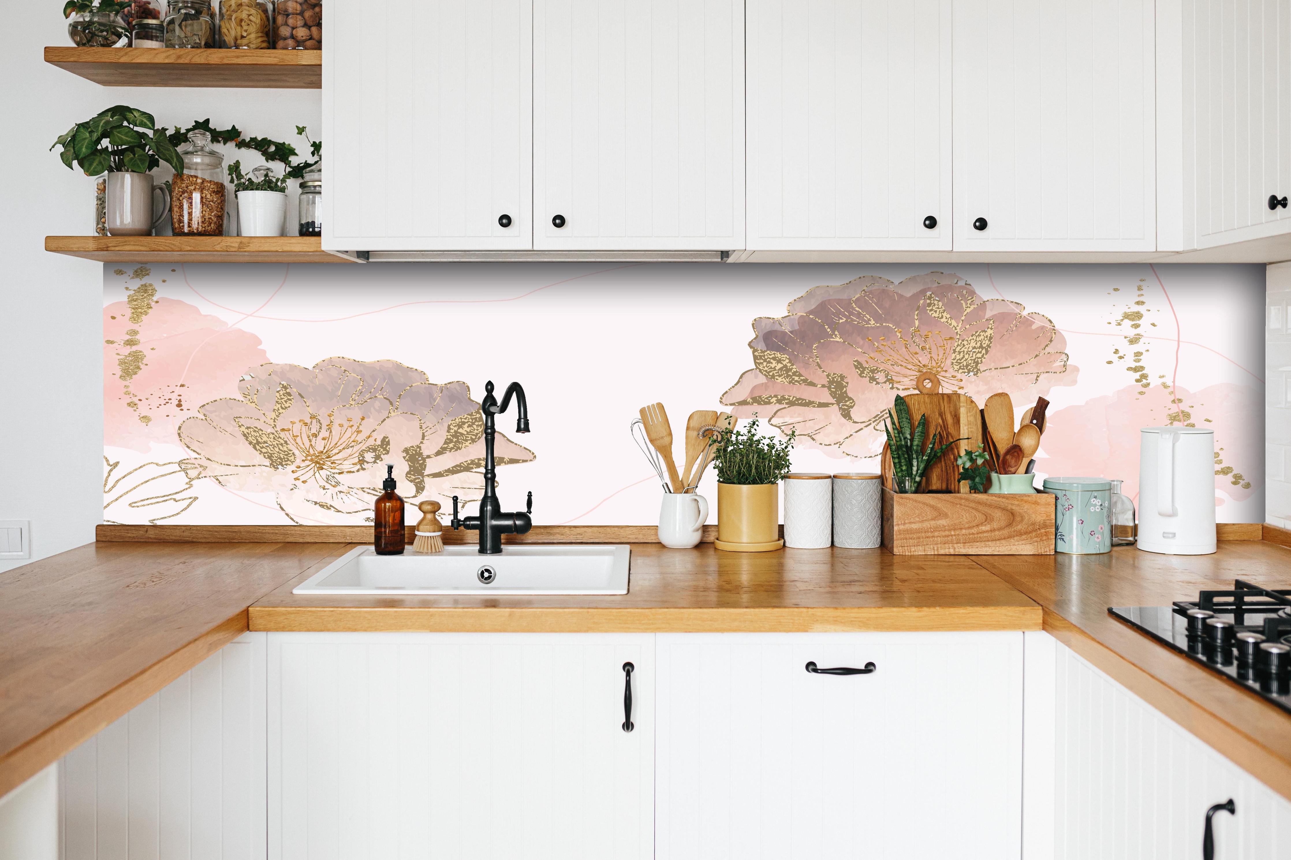 Küche - Elegante Pfingstrosen Zeichnung in Pastelltönen hinter weißen Hochglanz-Küchenregalen und schwarzem Wasserhahn