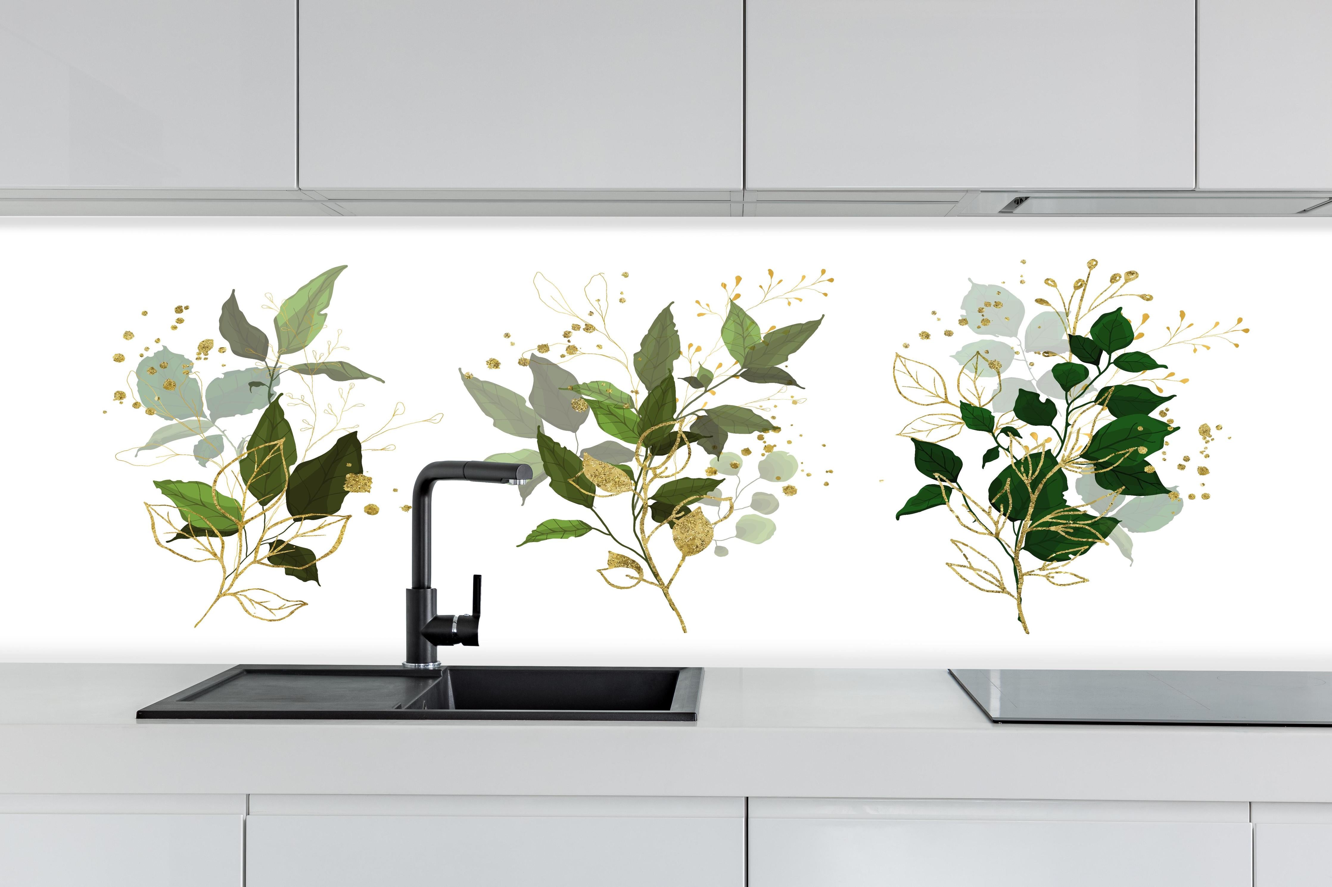 Küche - Elegante Pflanzenillustrationen in Goldtönen hinter weißen Hochglanz-Küchenregalen und schwarzem Wasserhahn